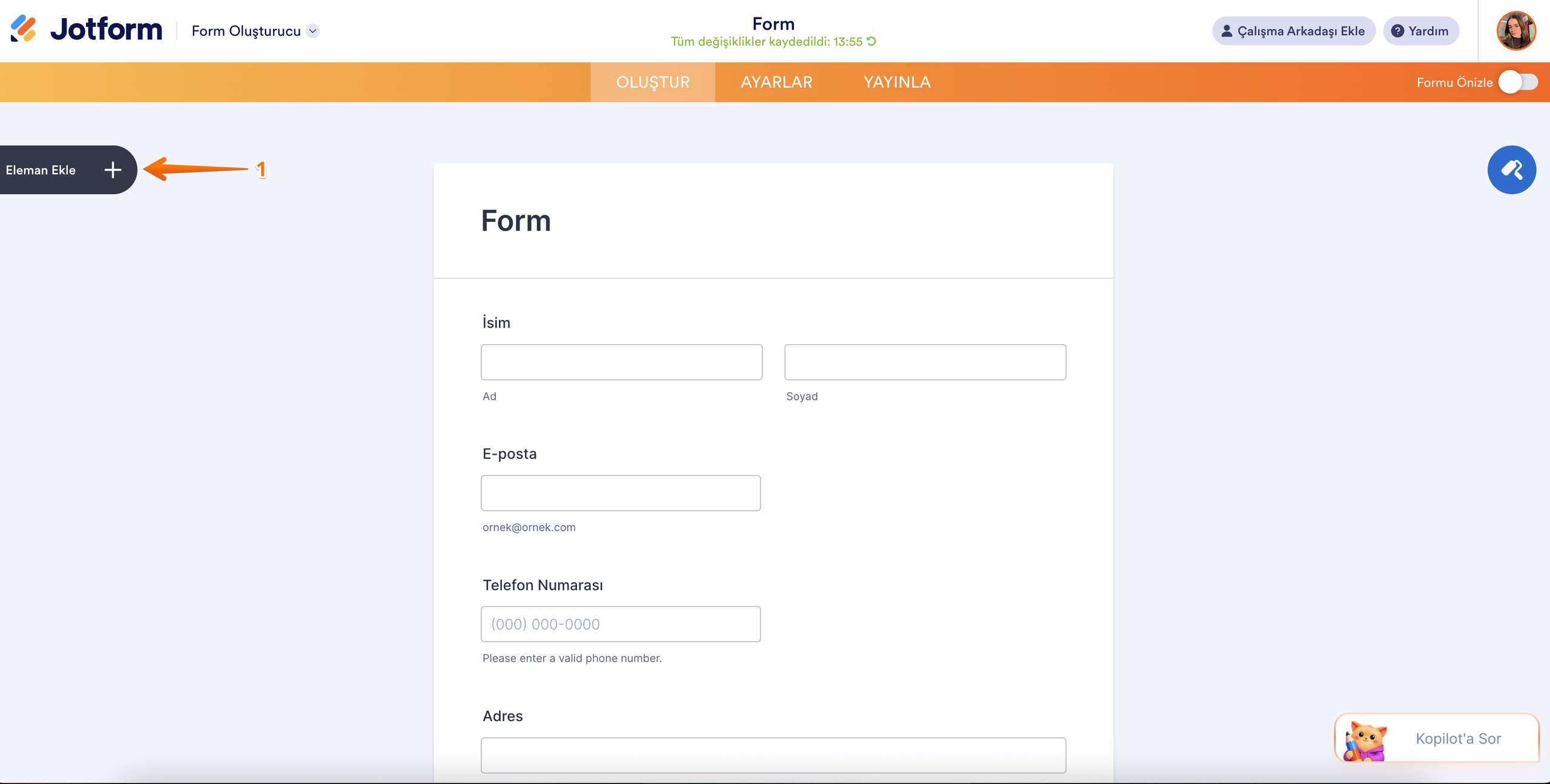 Form Oluşturucu arayüzünde, sayfanın sol tarafında vurgulanmış Eleman Ekle menüsü vurgulanmış; kullanıcılar bu menüye tıklayarak formlarına alanlar ve widget’lar ekleyebilirler