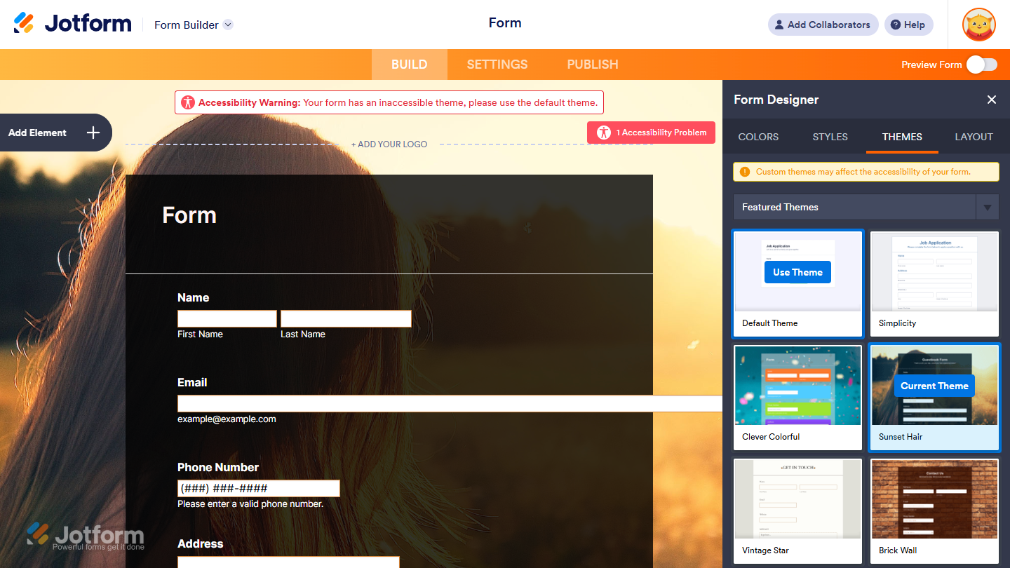 Accessibility warning in Jotform indicating the selected theme is inaccessible, with a recommendation to switch to the default theme for better usability