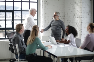 7 items to include in every new hire packet