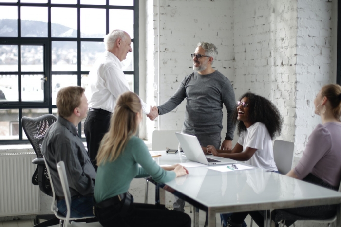 7 items to include in every new hire packet