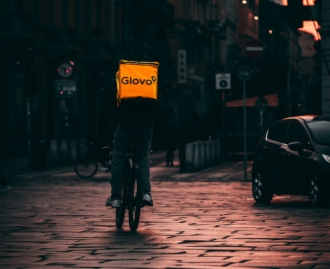 Pros and cons of in-house vs third-party food delivery