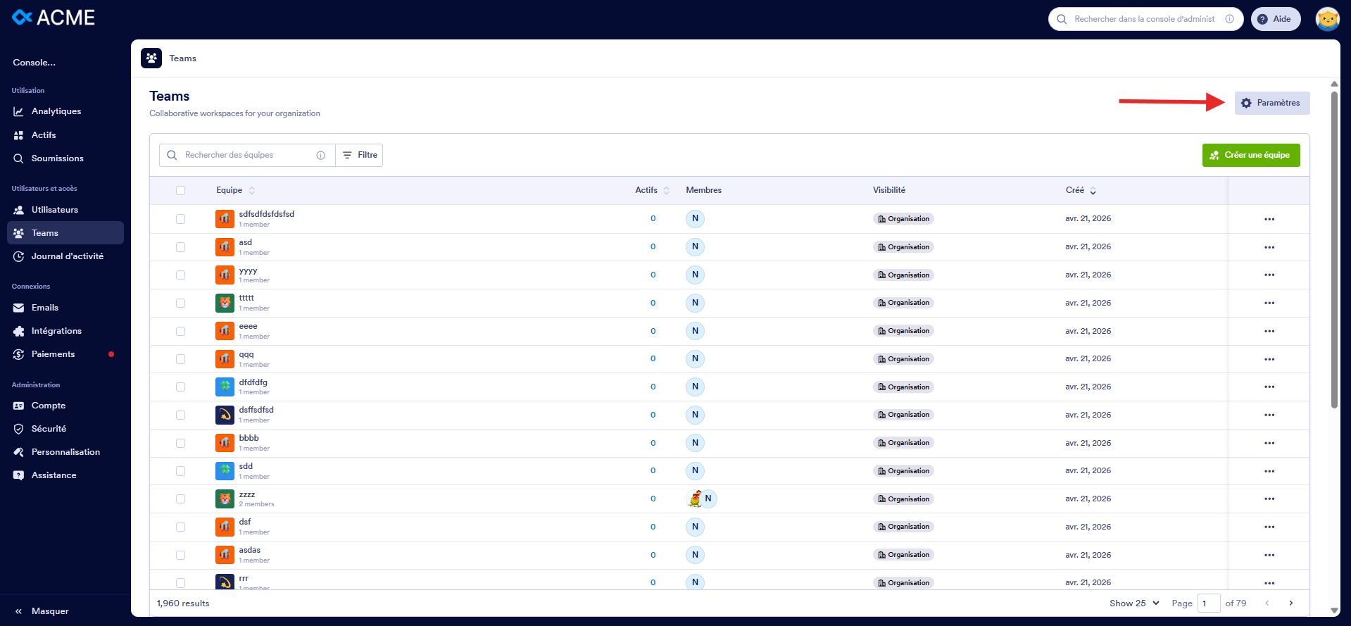 Capture d'écran de la page Gestion des utilisateurs de la console d'administration dans Jotform Entreprise avec le tableau répertoriant toutes les équipes et une flèche vers le bouton Paramètres
