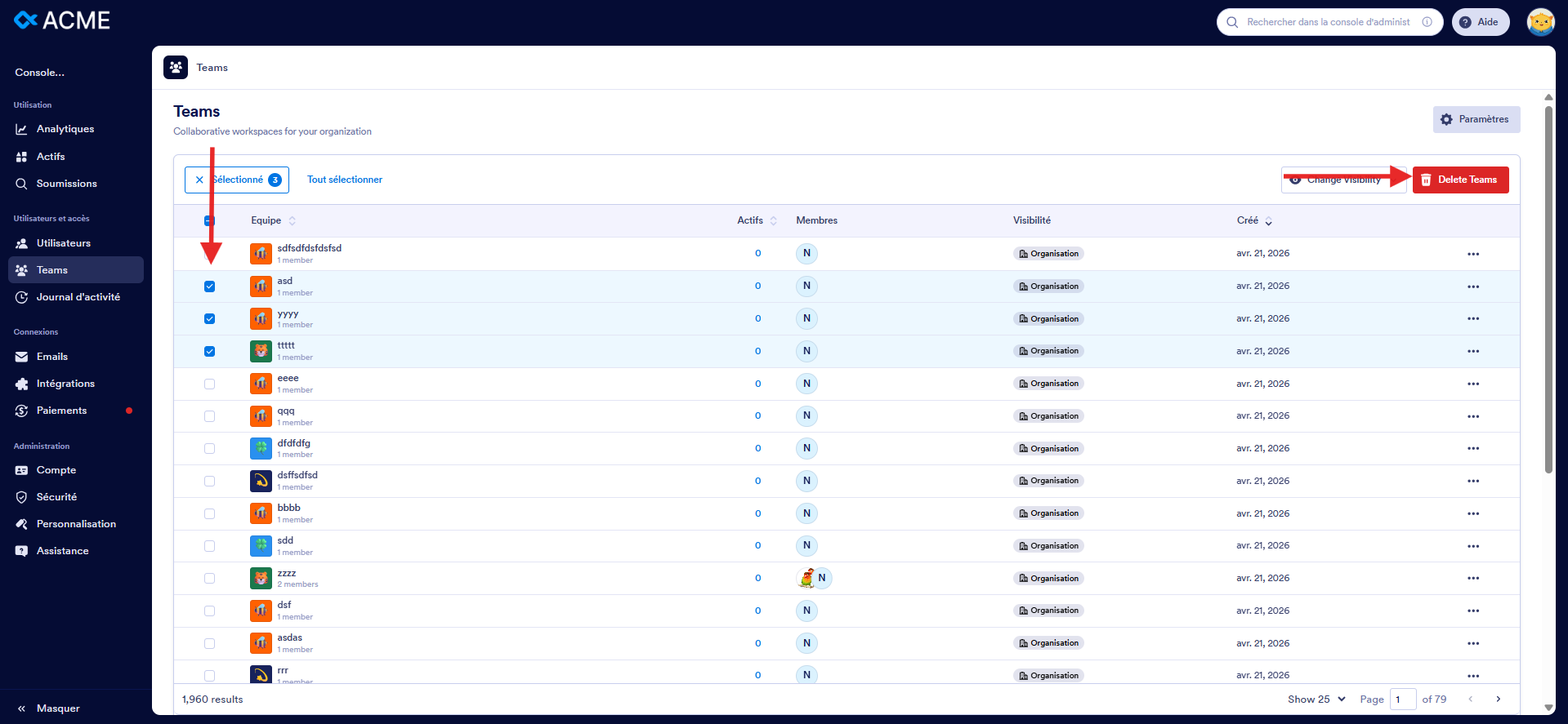 Capture d'écran de la page Gestion des utilisateurs de la console d'administration dans Jotform Entreprise avec le tableau répertoriant toutes les équipes et une flèche vers des équipes sélectionnées et une autre vers le bouton Supprimer