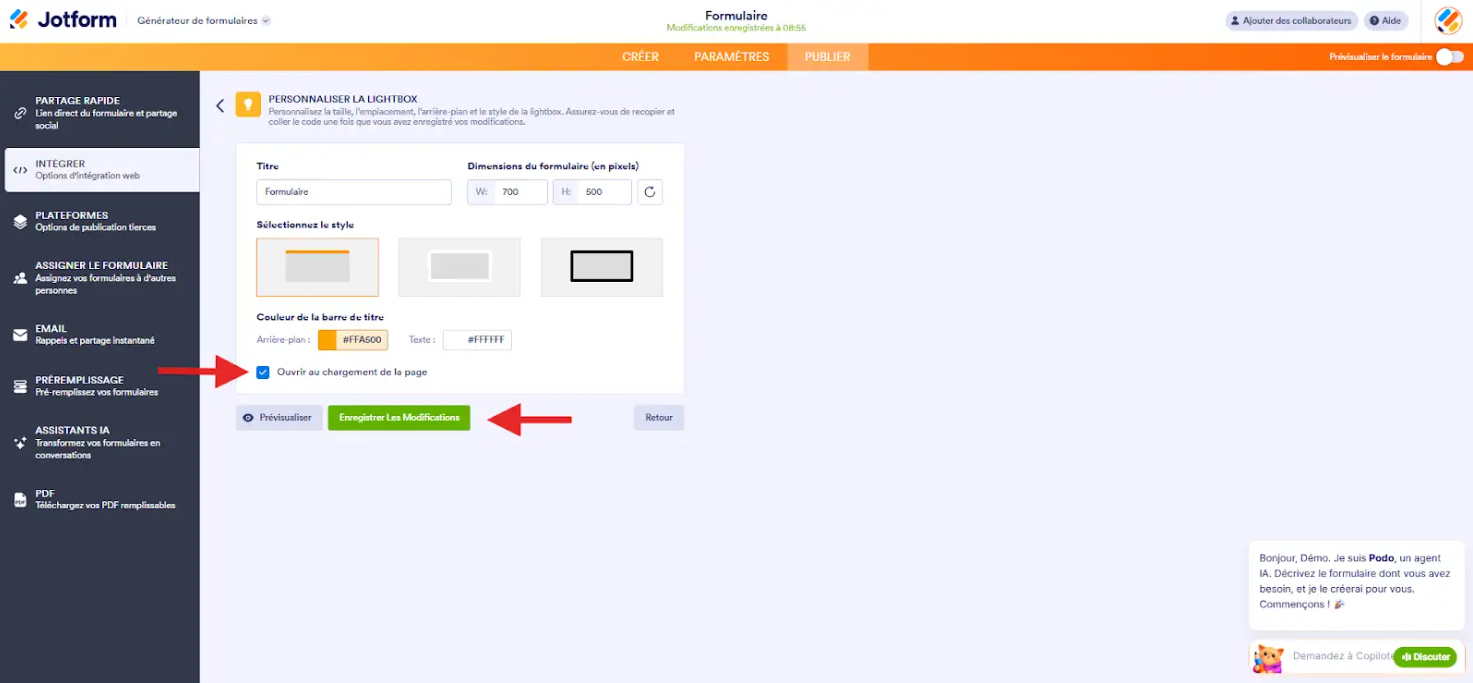 Capture d'écran de la page Personnaliser la Lightbox dans le Générateur de formulaires Jotform avec une flèche vers la coche de l'option Ouvrir au chargement de la page et une autre vers le bouton Enregistrer les modifications