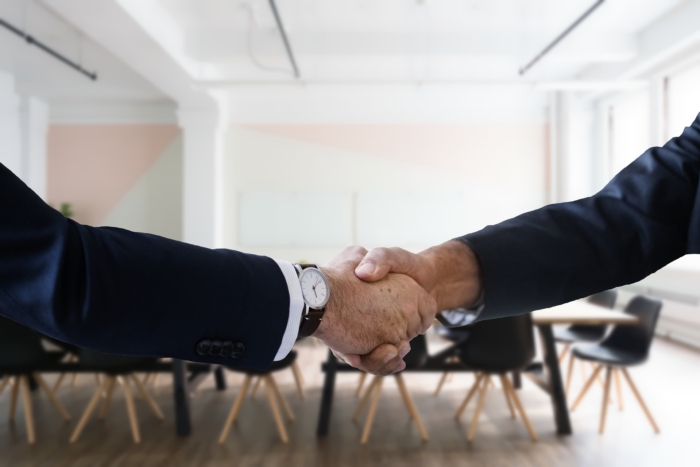 Empregadores podem ajudar seus funcionários a encontrar outros empregos?