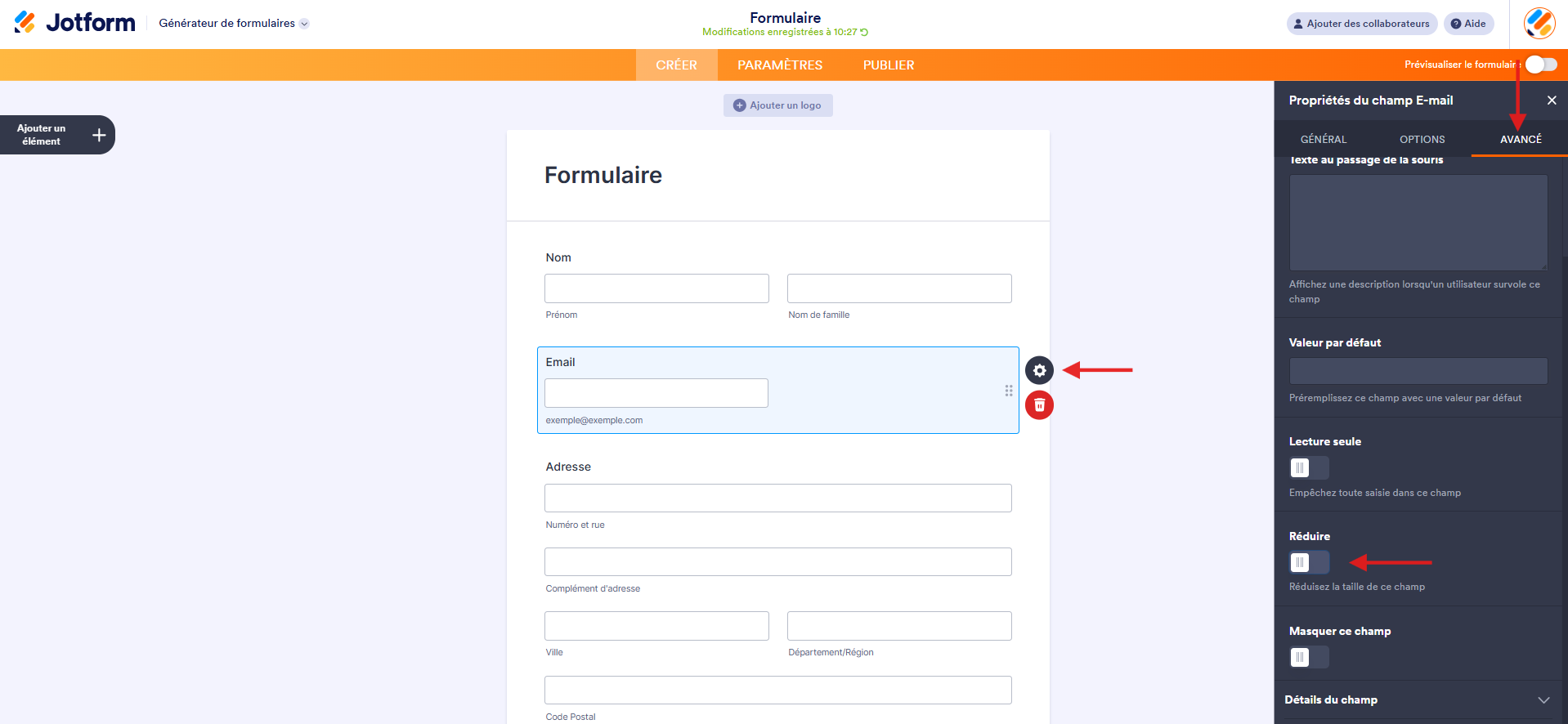 Capture d'écran d'un formulaire dans le Générateur de formulaires Jotform avec une flèche vers l'icône d'engrenage de l'élément Email, une autre vers Avancé dans le volet propriétés du champ Email et une troisième vers le bouton curseur Réduire
