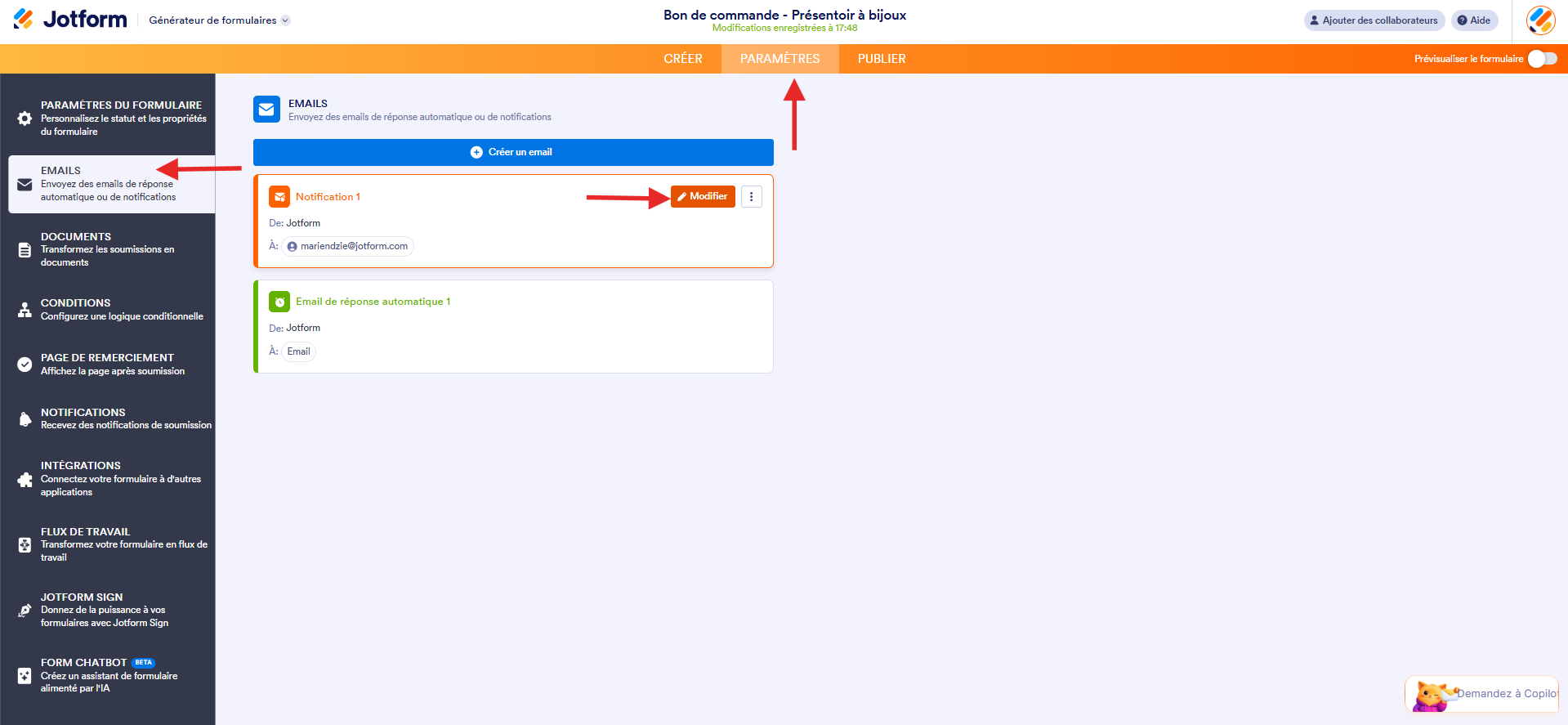 Capture d'écran de la page Emails dans le Générateur de formulaires Jotform avec une flèche vers l'onglet Paramètres, une autre vers Emails dans le volet de gauche et une troisième vers le bouton Modifier dans Notification 1