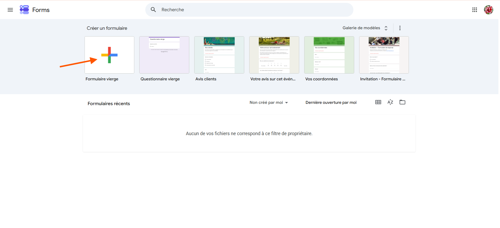 Capture d'écran de l'interface Google Forms avec une flèche pointant vers Créer un formulaire