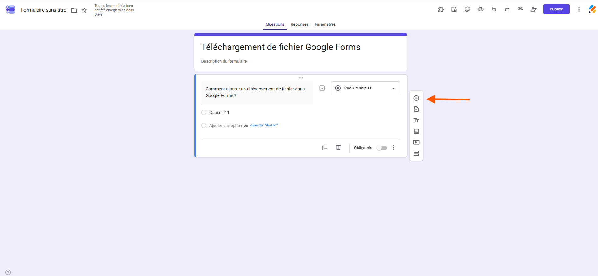 Capture d'écran de l'interface Google Forms avec un formulaire et une flèche pointant vers le signe Plus à droite de la première question