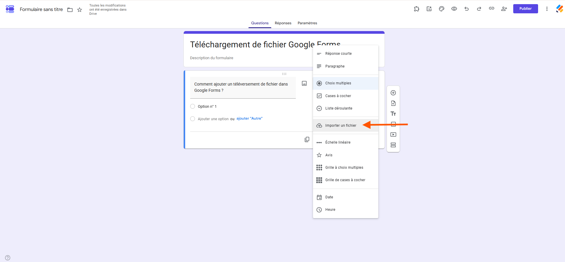 Capture d'écran de l'interface Google Forms avec un formulaire, le menu Plus ouvert et une flèche pointant vers Importer un fichier