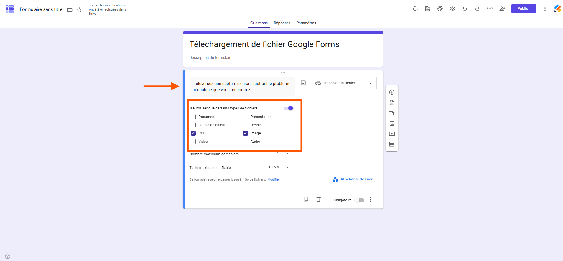 Capture d'écran de l'interface Google Forms avec un formulaire, une question Importer un fichier, une flèche vers le titre de la question et un encadré autour des options d'autorisation de fichiers
