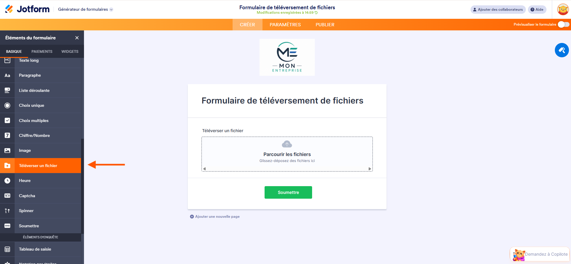 Capture d'écran de l'interface du générateur de formulaires Jotform avec un formulaire et un champ de téléversement de fichiers