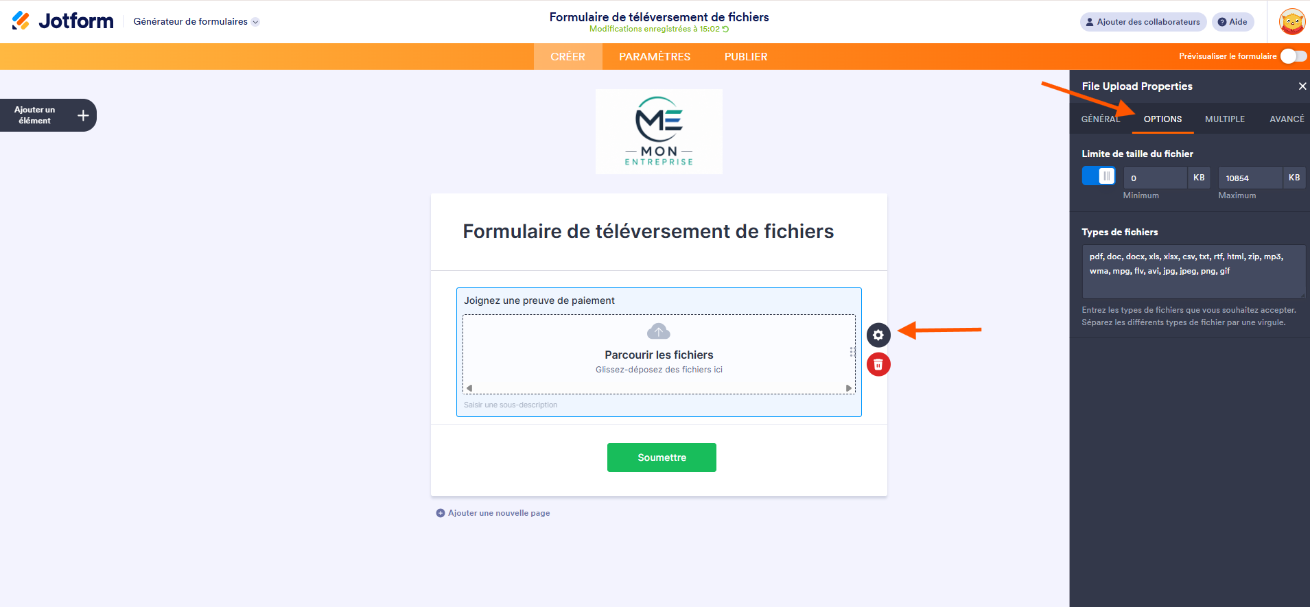 Capture d'écran de l'interface du générateur de formulaires Jotform avec un formulaire, l'élément Téléverser un fichier, une flèche pointant vers l'icône d'engrenage et une autre vers l'onglet Options du volet Propriétés du téléversement de fichiers