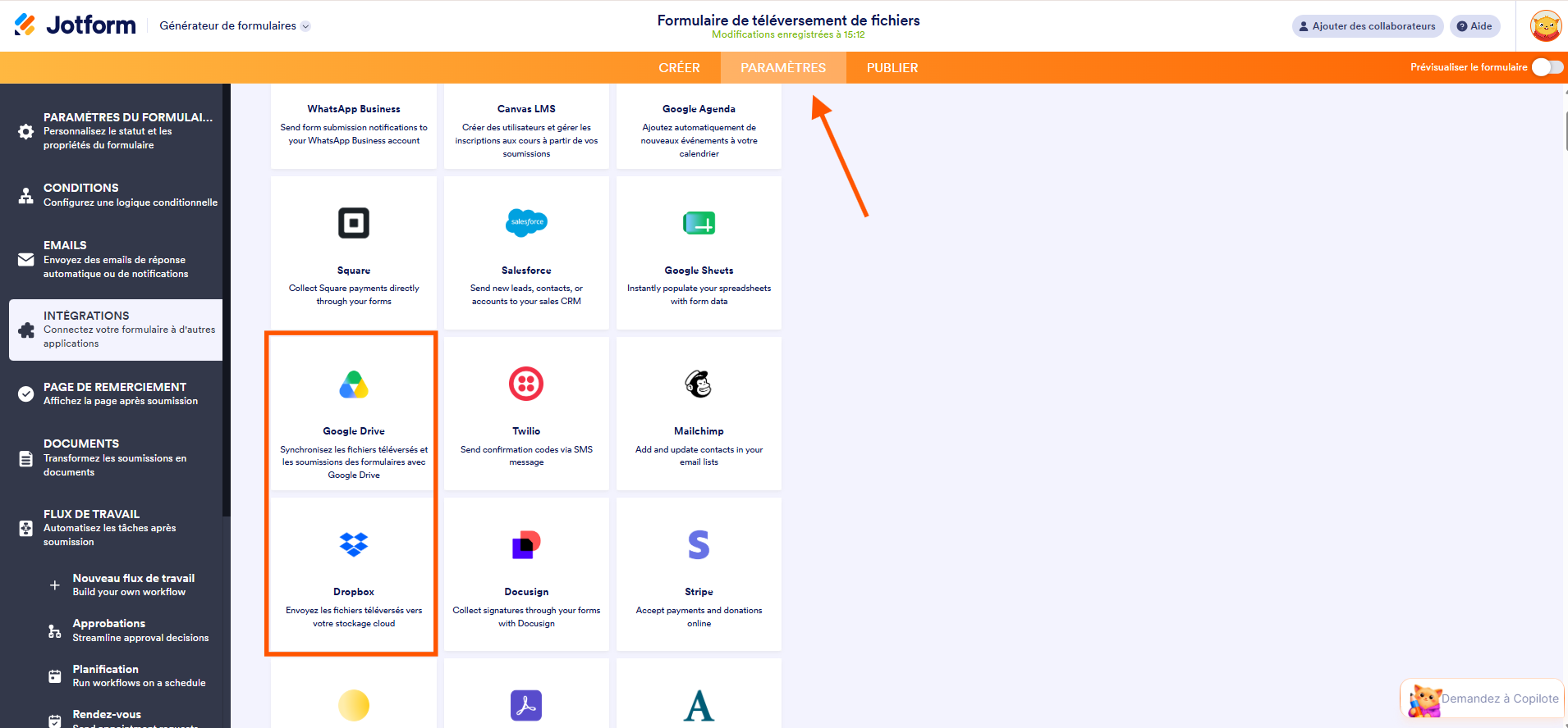 Capture d'écran de l'interface du générateur de formulaires Jotform avec une flèche pointant vers l'onglet Paramètres, l'option Intégrations sélectionnée dans le volet de gauche et une encadré autour de Google Drive et Dropbox