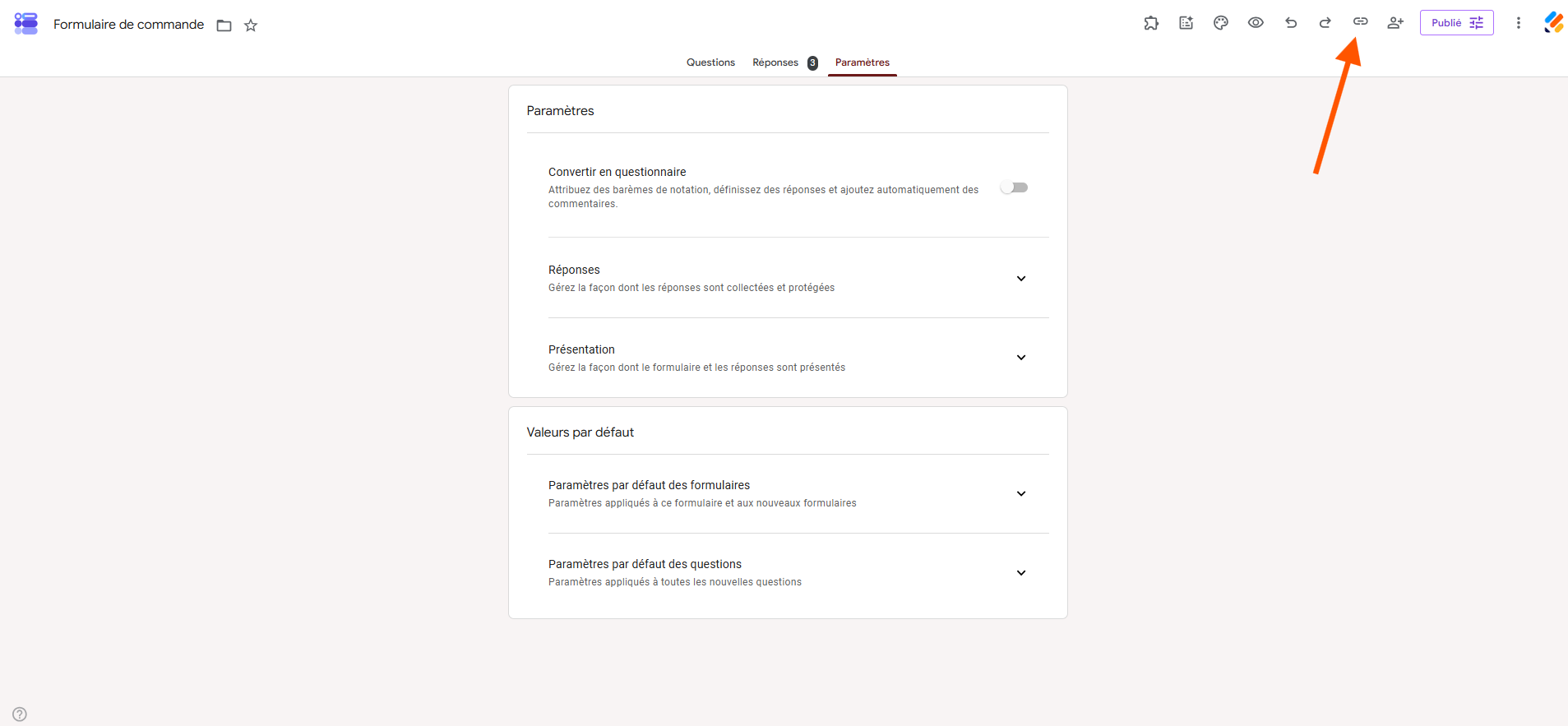 Capture d'écran de la page Paramètres d'un formulaire dans Google Forms avec une flèche pointant vers l'icône de lien