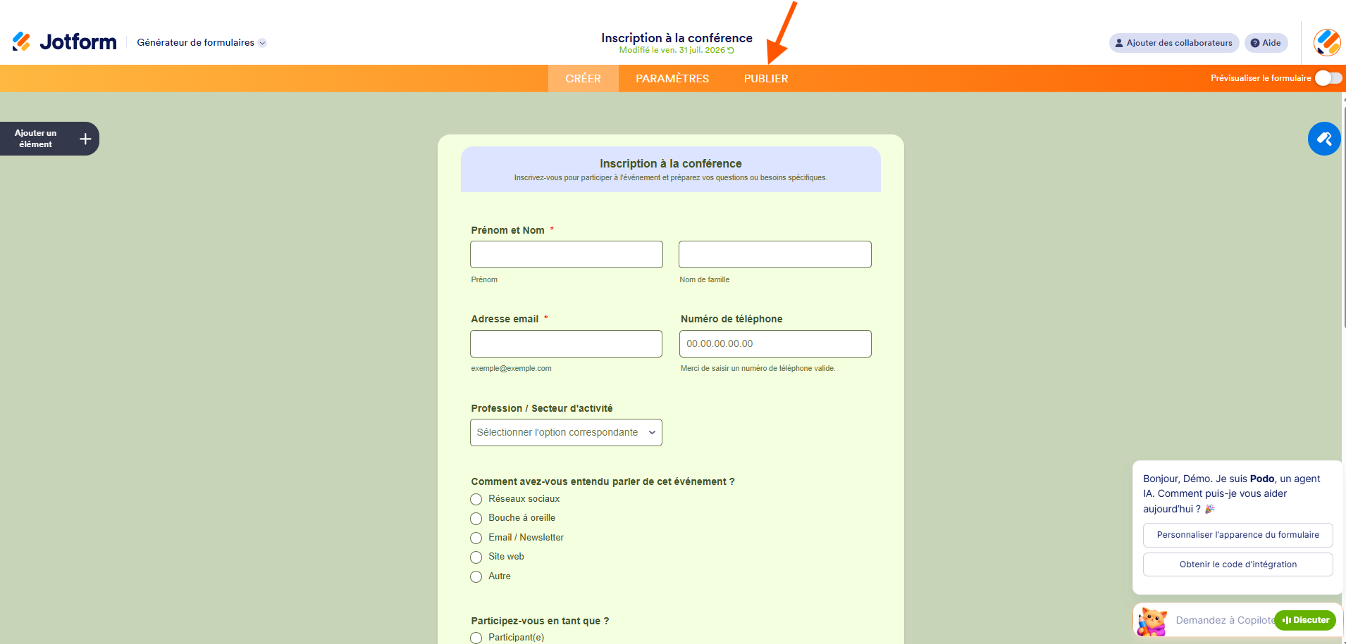 Capture d'écran d'un formulaire dans le générateur de formulaires Jotform avec une flèche pointant vers l'onglet Publier