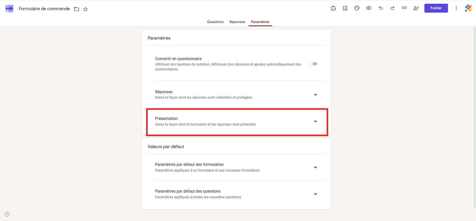 Capture d'écran d'un formulaire de commande dans Google Forms, avec un encadré autour de la section Présentation dans l'onglet Paramètres