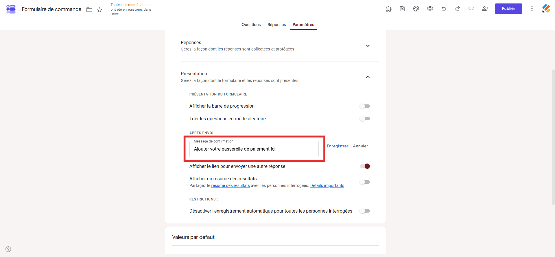 Capture d'écran de la section Présentation de l'onglet Paramètres dans Google Forms avec Ajouter votre passerelle de paiement ici dans le champ du message de confirmation