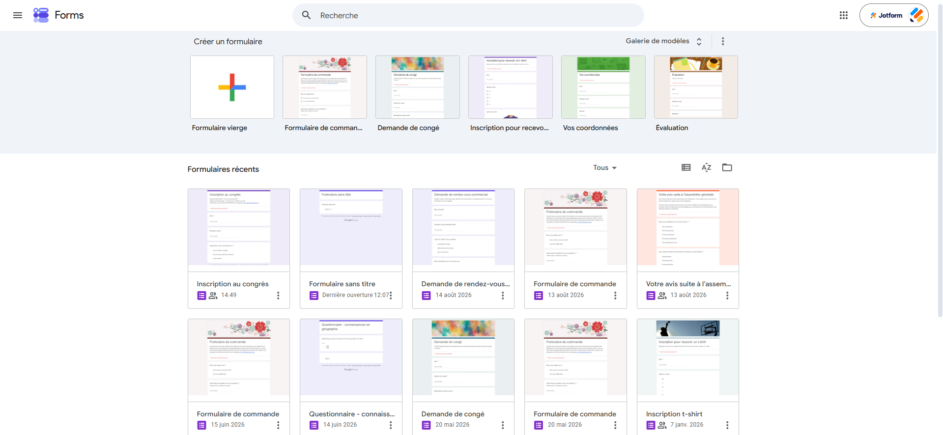 Capture d'écran de la page d'accueil de Google Forms avec les options de modèles et une grille de formulaires récents