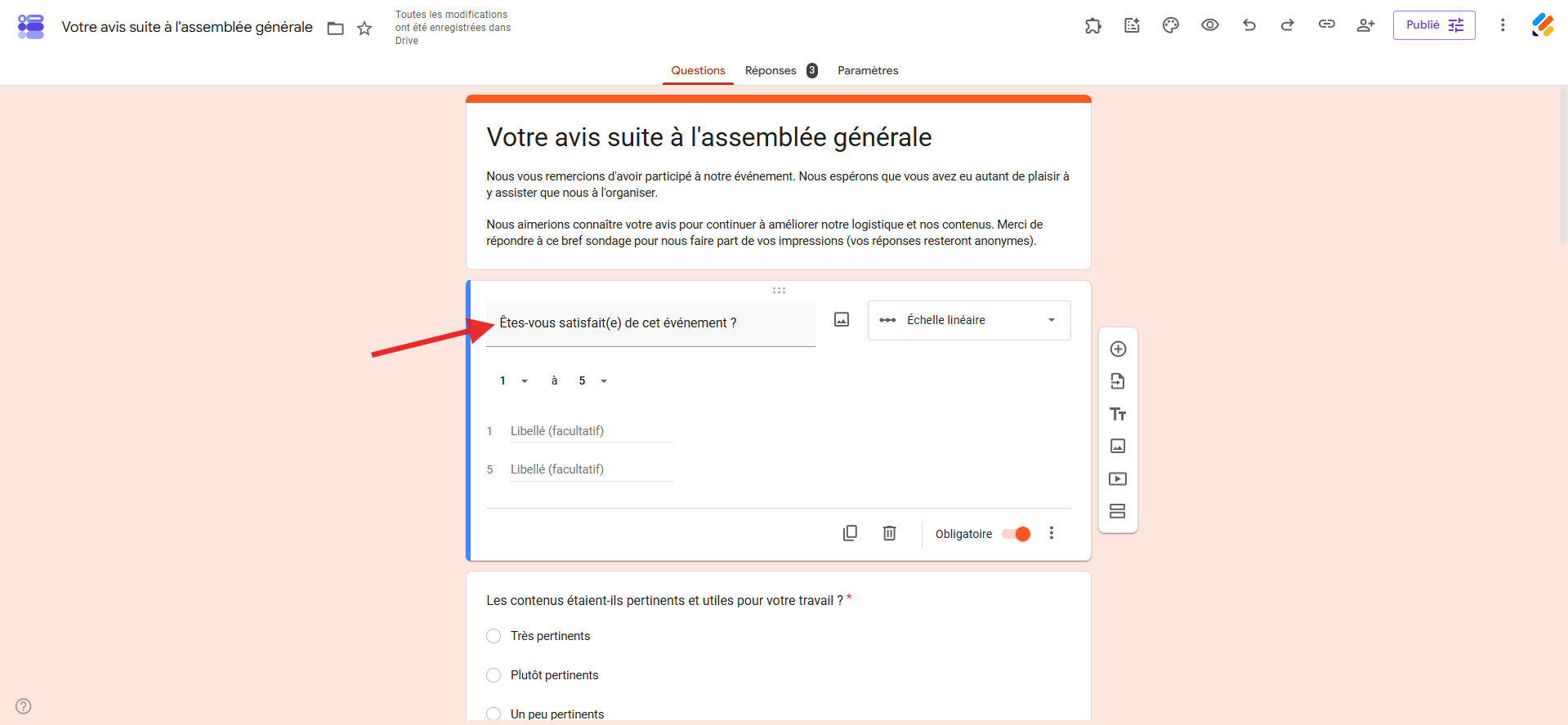 Capture d'écran d'un formulaire dans Google Forms avec une flèche pointant vers l'intitulé de la question à échelle linéaire en cours de modification