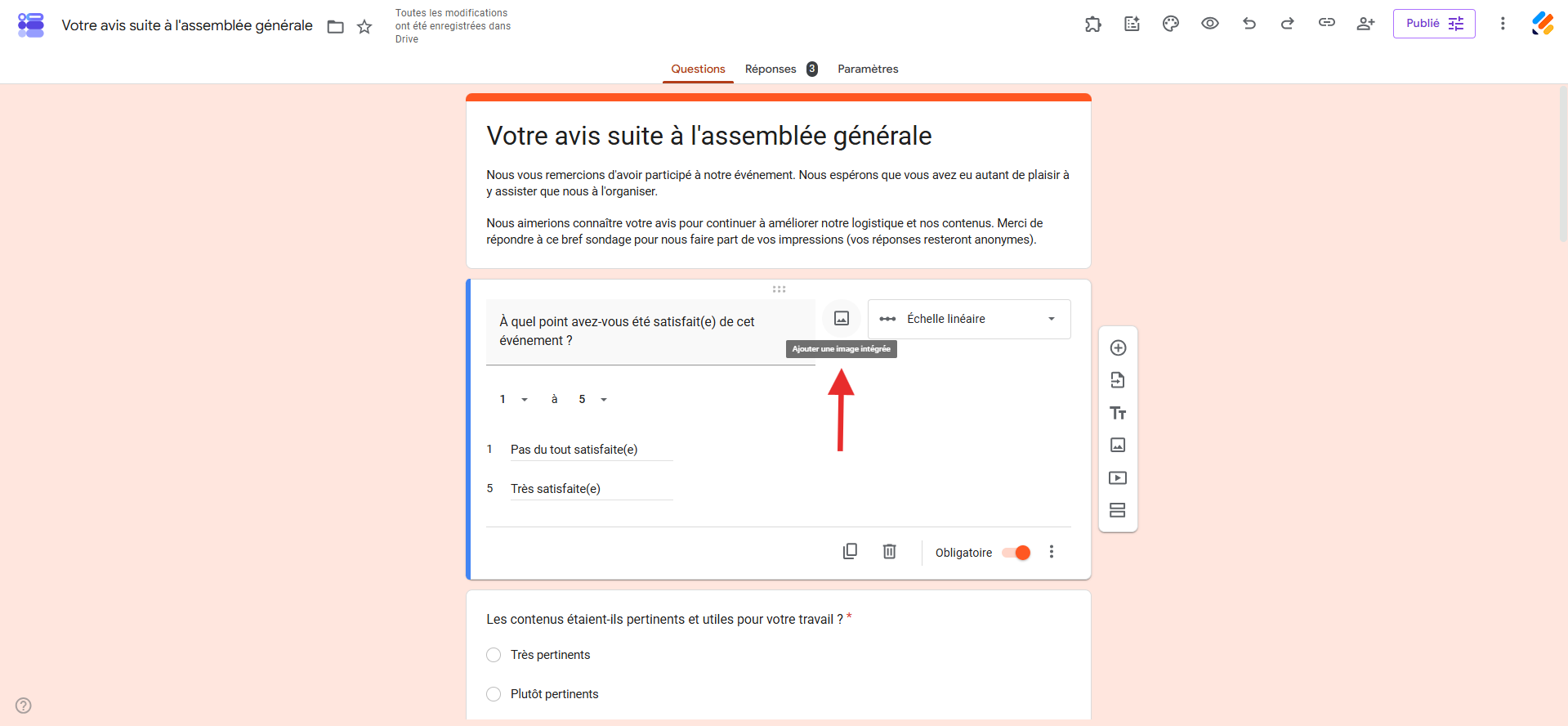 Capture d'écran d'un formulaire dans Google Forms avec une question à échelle linéaire et une flèche pointant vers le bouton Ajouter une image intégrée à côté du titre de la question