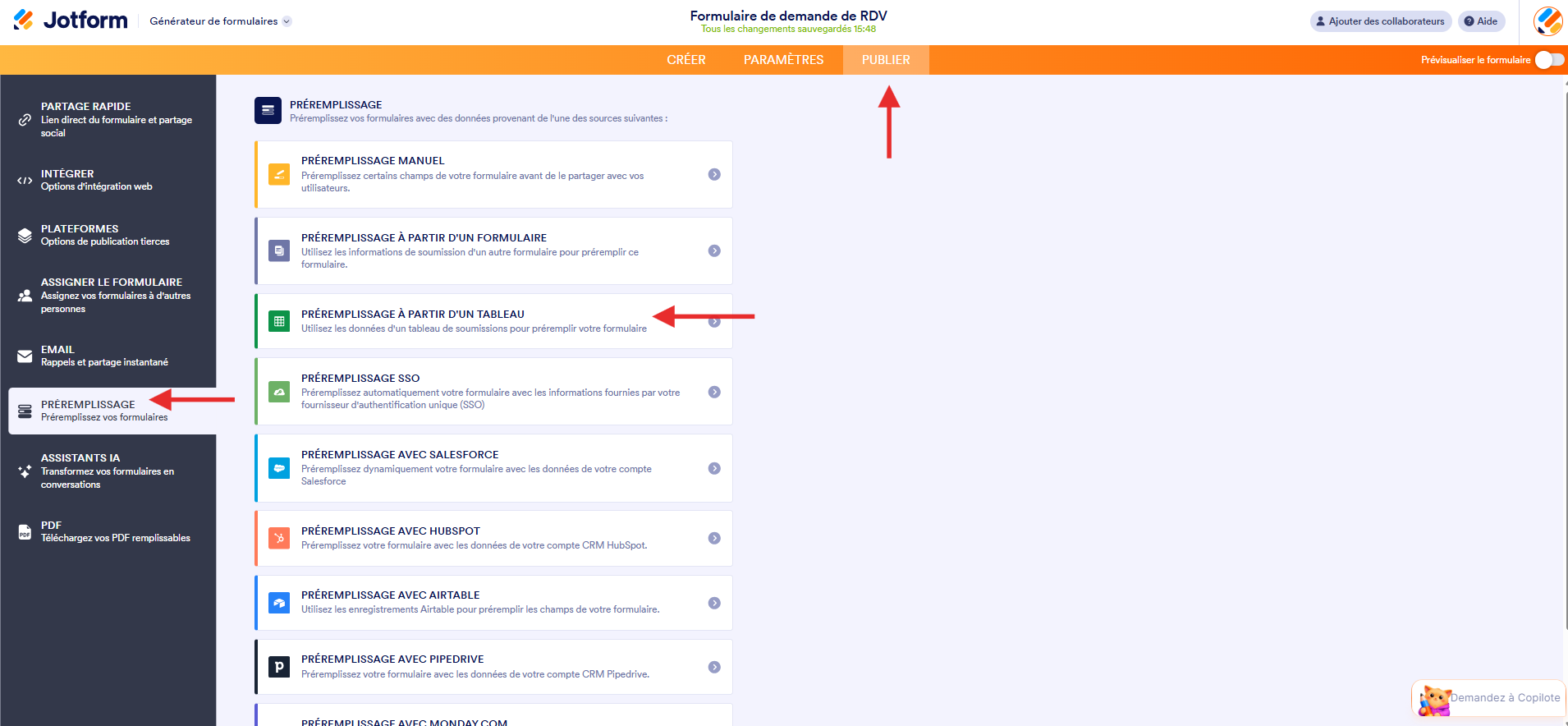 Capture d'écran de la page Préremplissage dans le Générateur de formulaires Jotform avec une flèche pointant vers Publier, une autre vers Préremplissage dans le volet de gauche et une troisième vers l'option Préremplissage à partir d'un tableau