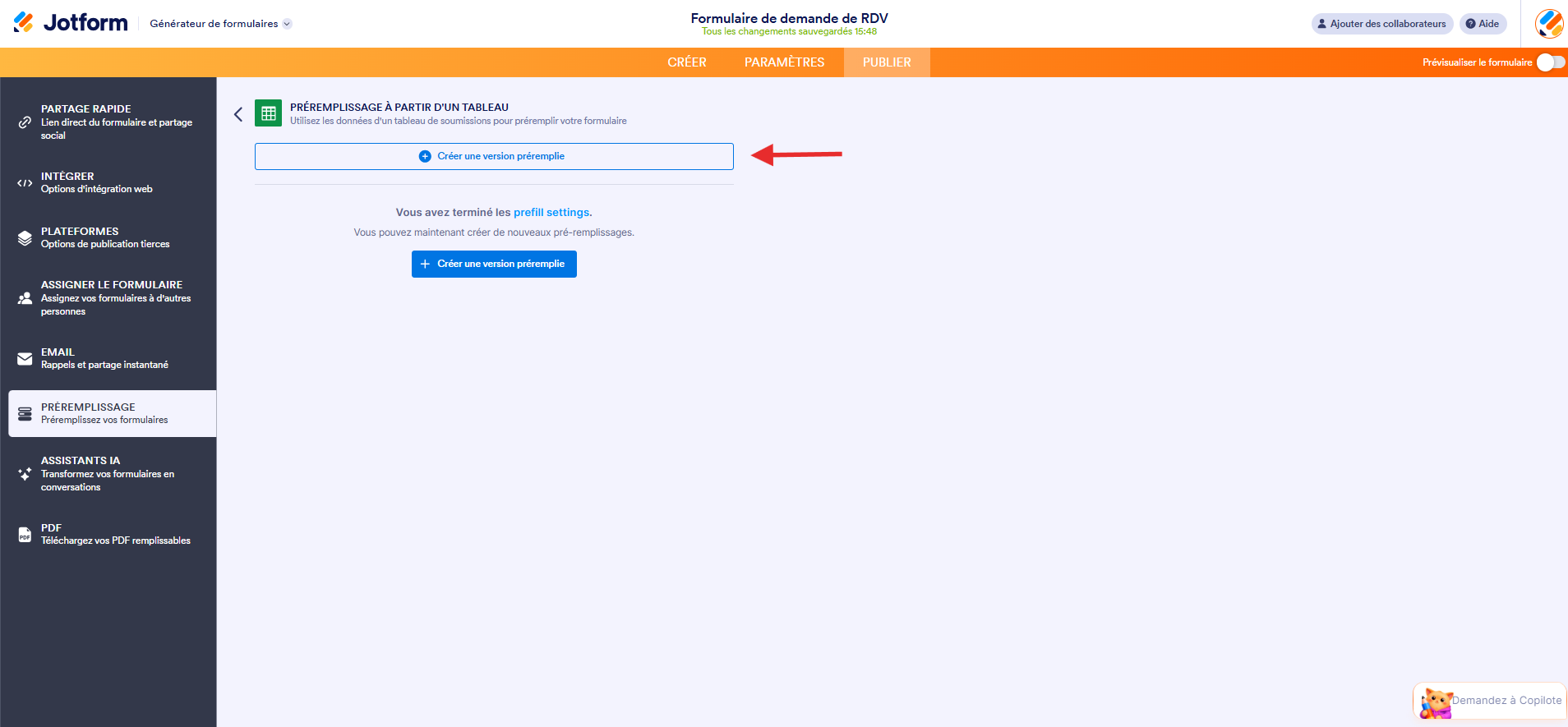 Capture d'écran de la page Préremplissage à partir d'un tableau dans le Générateur de formulaires Jotform avec une flèche pointant vers le bouton Créer une version préremplie