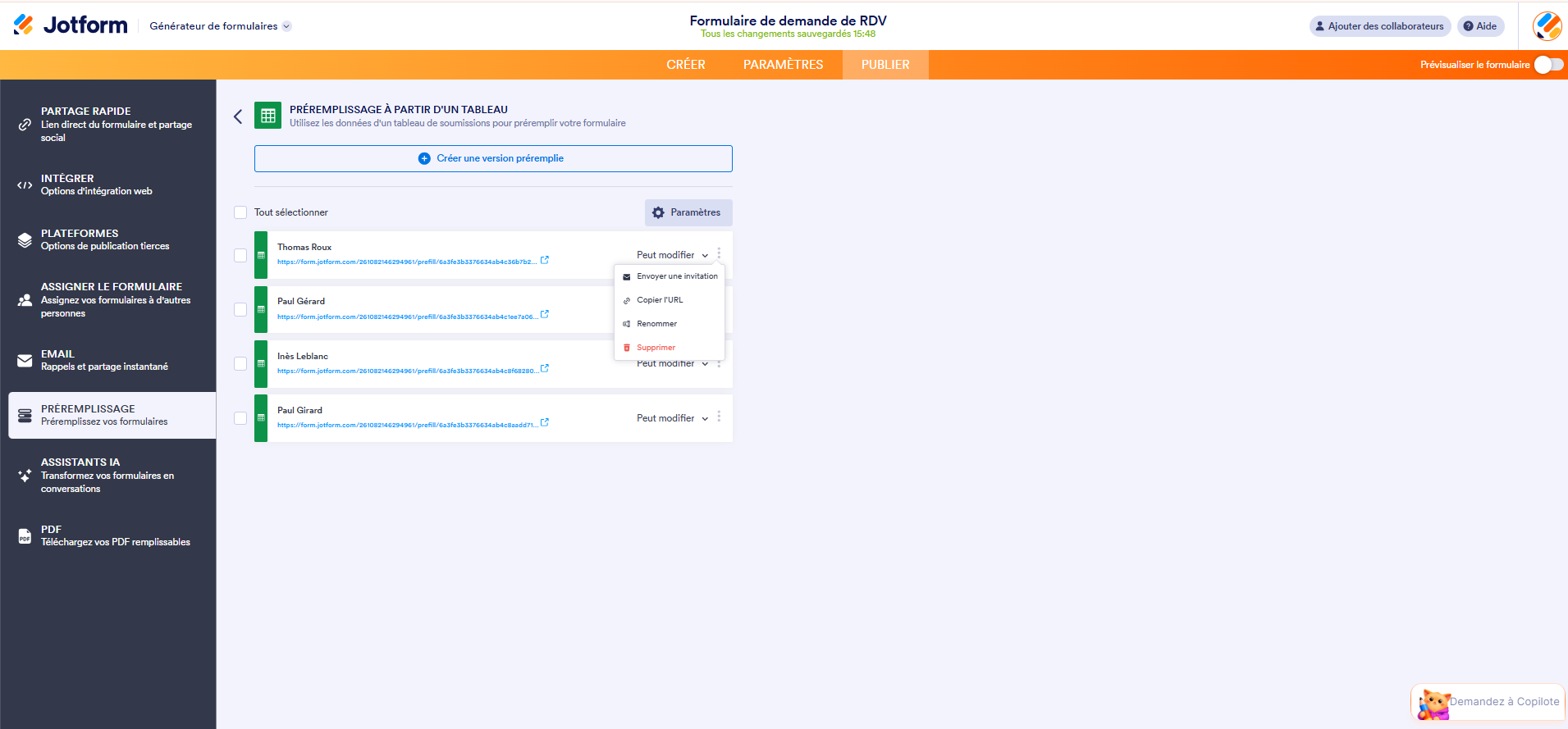 Capture d'écran de la page préremplissage à partir d'un tableau Jotform dans le générateur de formulaires Jotform et le menu déployé de l'icône des trois boutons verticaux