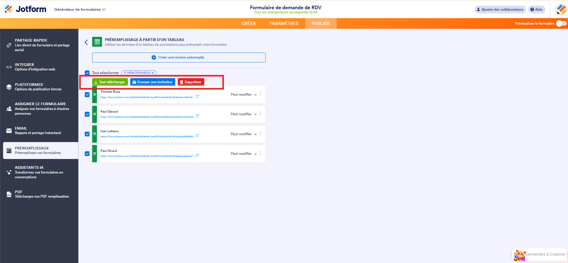 Capture d'écran de la page Préremplissage à partir d'un tableau dans le générateur de formulaires Jotform et un encadré autour des trois boutons d'action quand la totalité des URL est sélectionnée