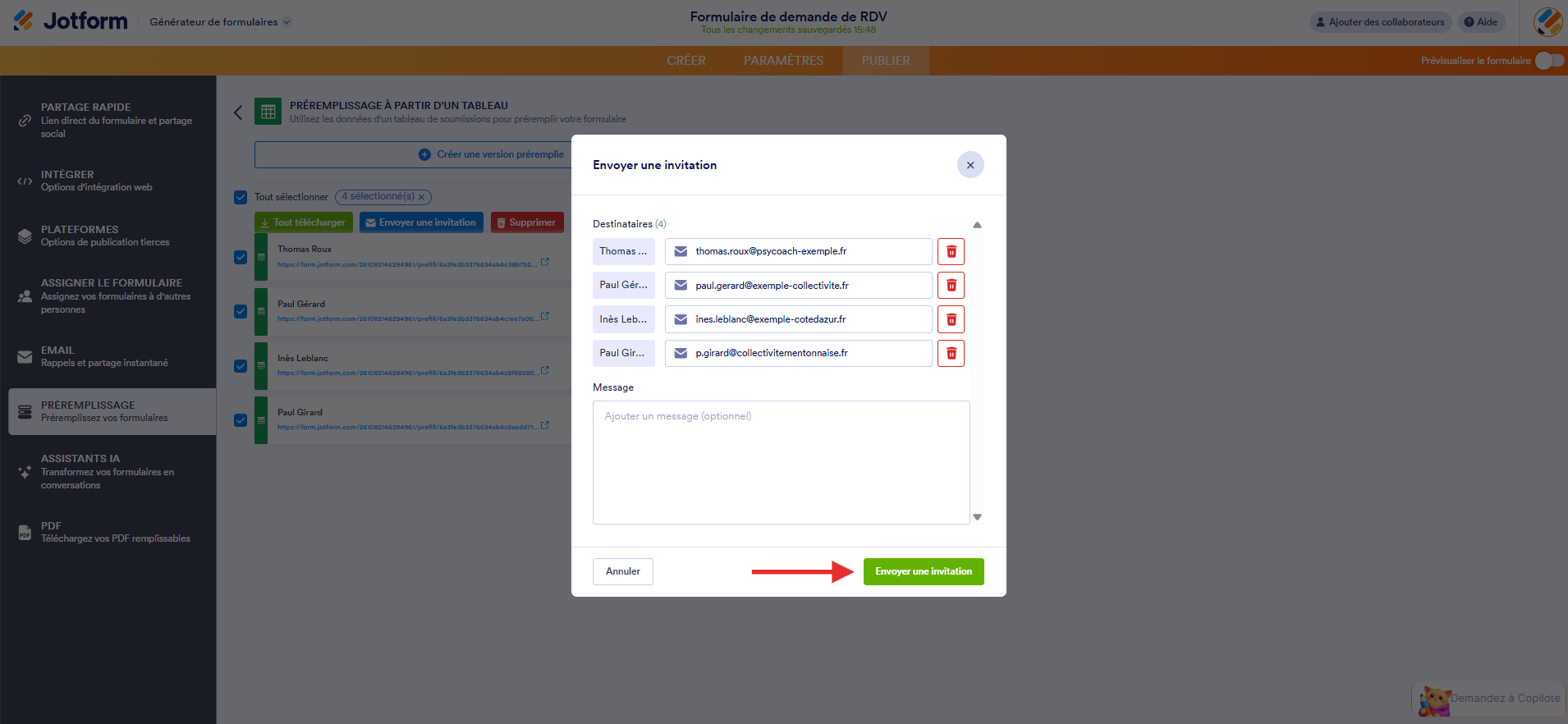 Capture d'écran de la fenêtre modale Envoyer une invitation dans le générateur de formulaires Jotform et une flèche pointant vers le bouton Envoyer une invitation