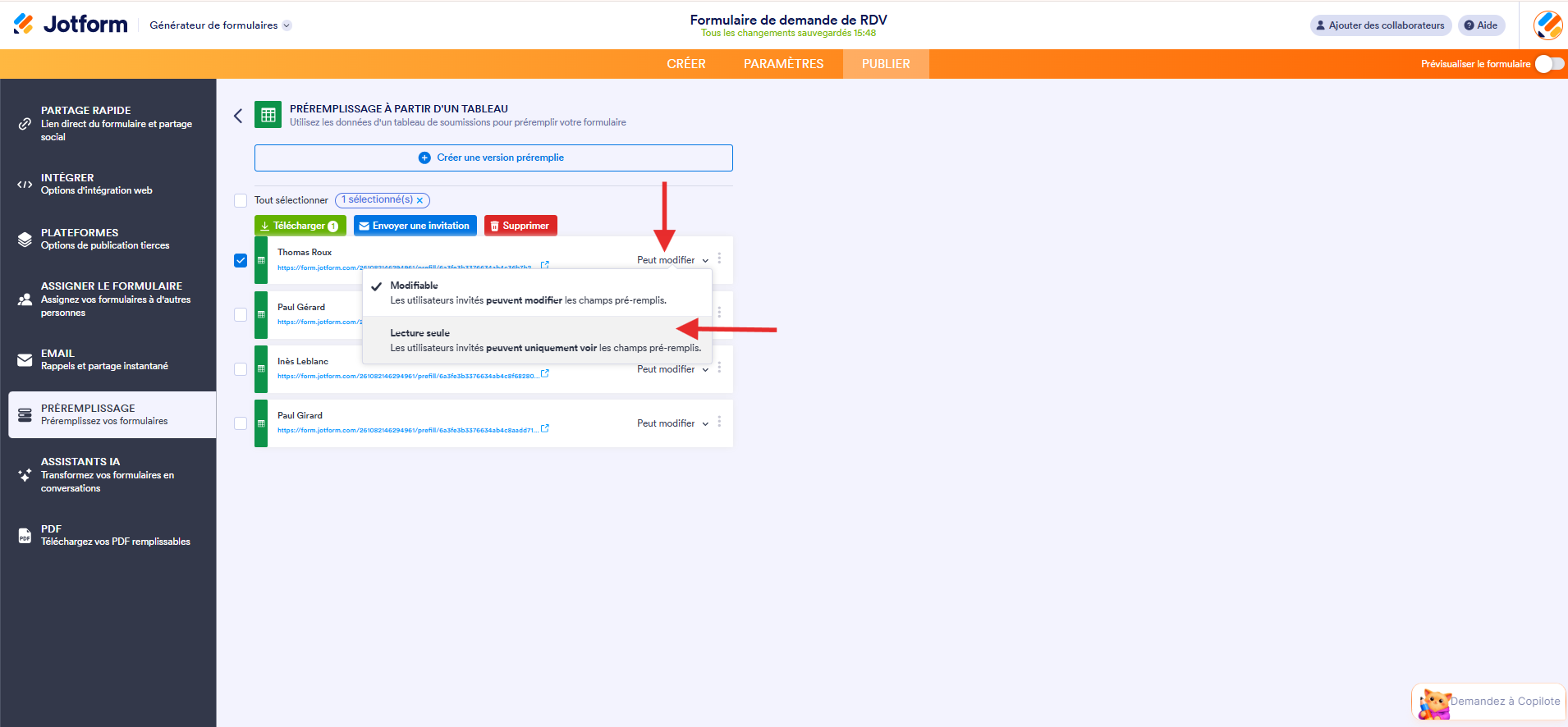 Capture d'écran de la page Préremplissage à partir d'un tableau dans le générateur de formulaires Jotform avec une flèche pointant vers Peut modifier et une autre vers Lecture seule dans le menu déployé
