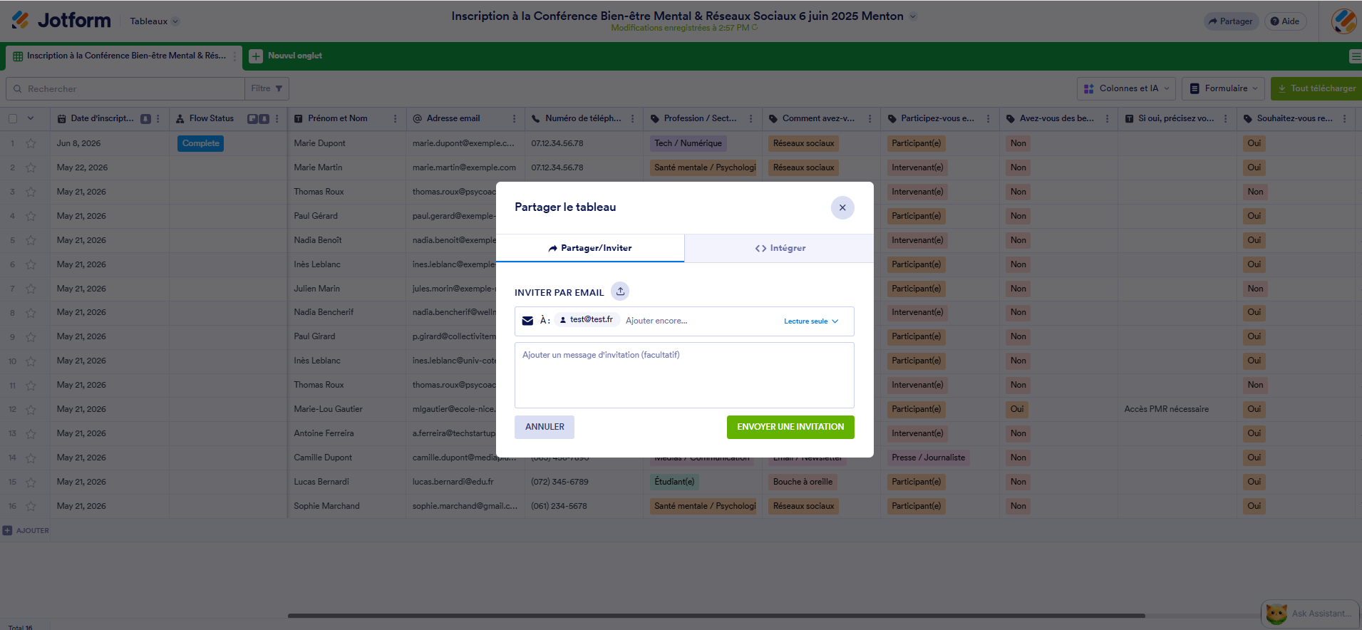 Capture d'écran d'un tableau de soumissions dans les Tableaux Jotform avec la fenêtre modale Partager le tableau et la section Inviter par email ouverte