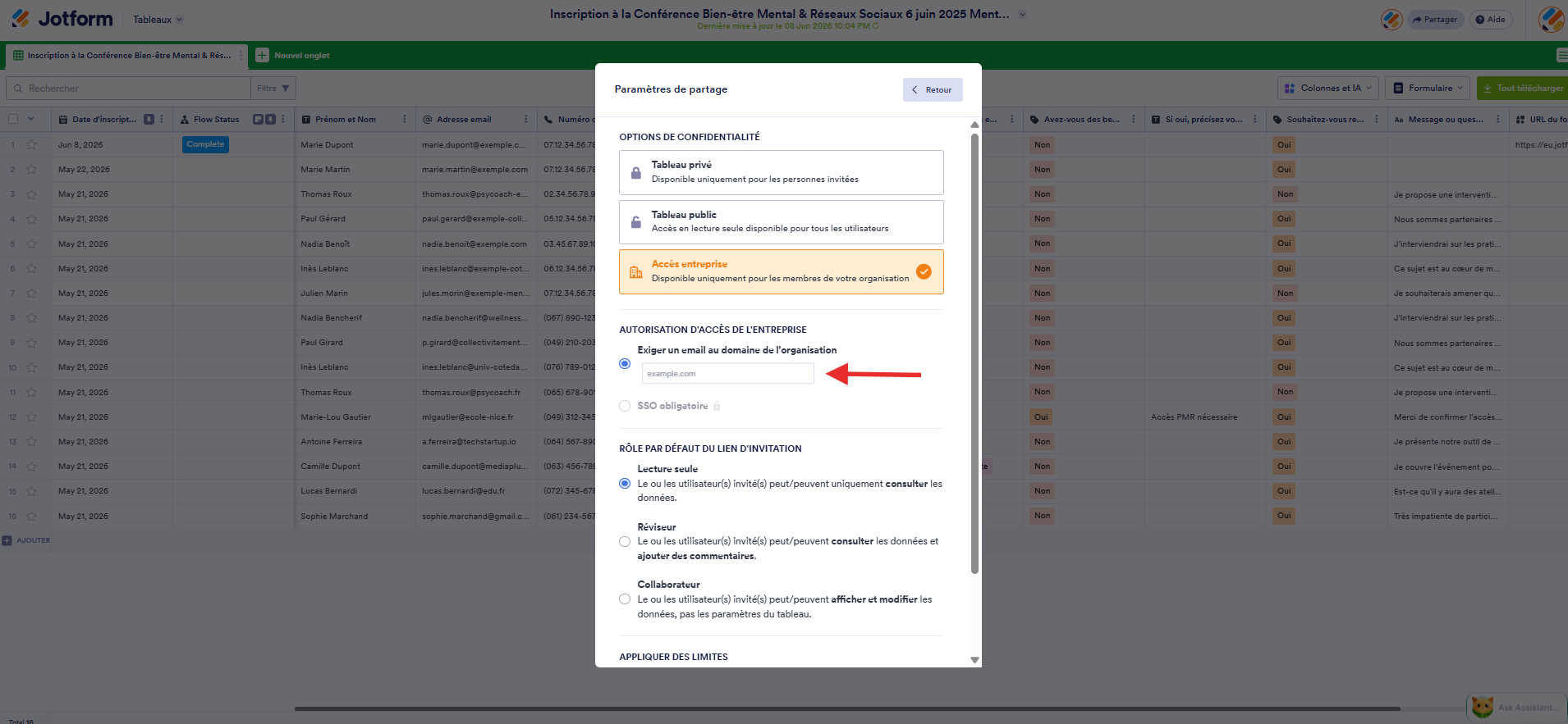 Capture d'écran de la fenêtre modale Paramètres de partage avec le mode Accès entreprise sélectionné et une flèche vers le champ Exiger un email au domaine de l'organisation