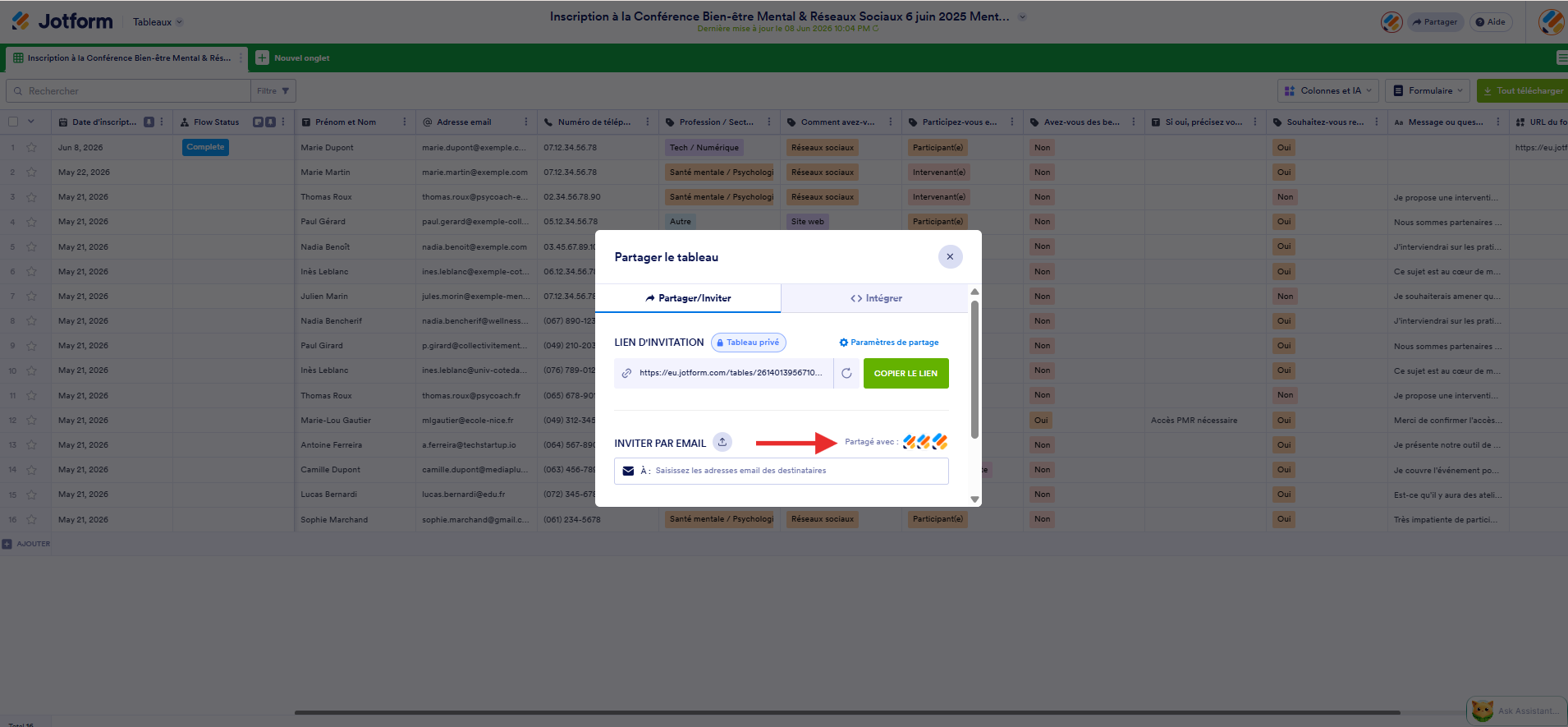 Capture d'écran de la fenêtre modale Partager le tableau avec une flèche pointant vers Partager avec dans la section Inviter par email