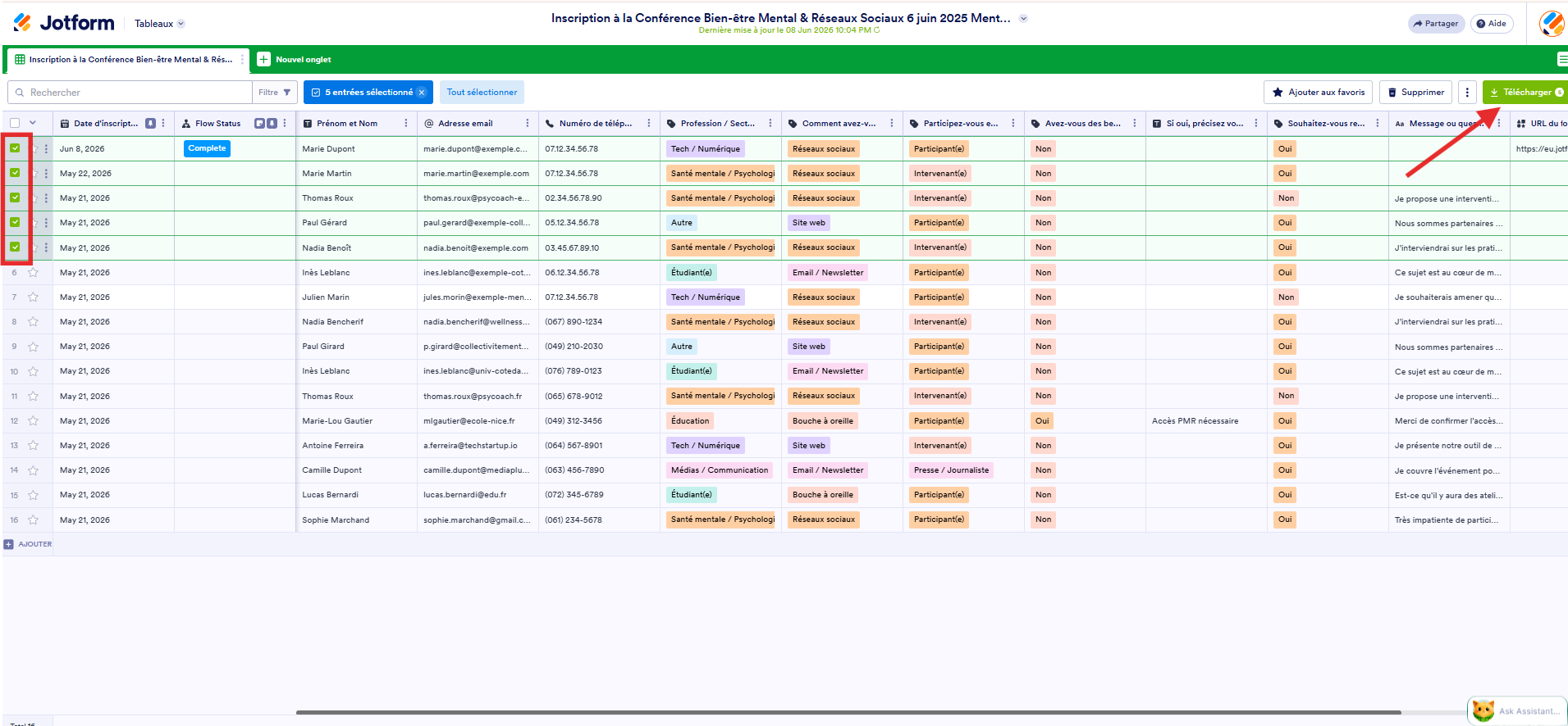 Capture d'écran d'un tableau Jotform avec un encadré autour des soumissions sélectionnées et une flèche vers le bouton Télécharger