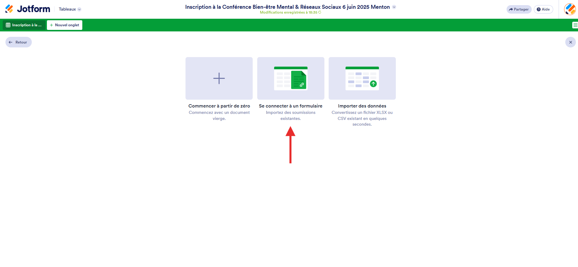 Capture d'écran de la page des options de création de vue de tableau dans les Tableaux Jotform avec une flèche pointant vers l'option Se connecter à un formulaire
