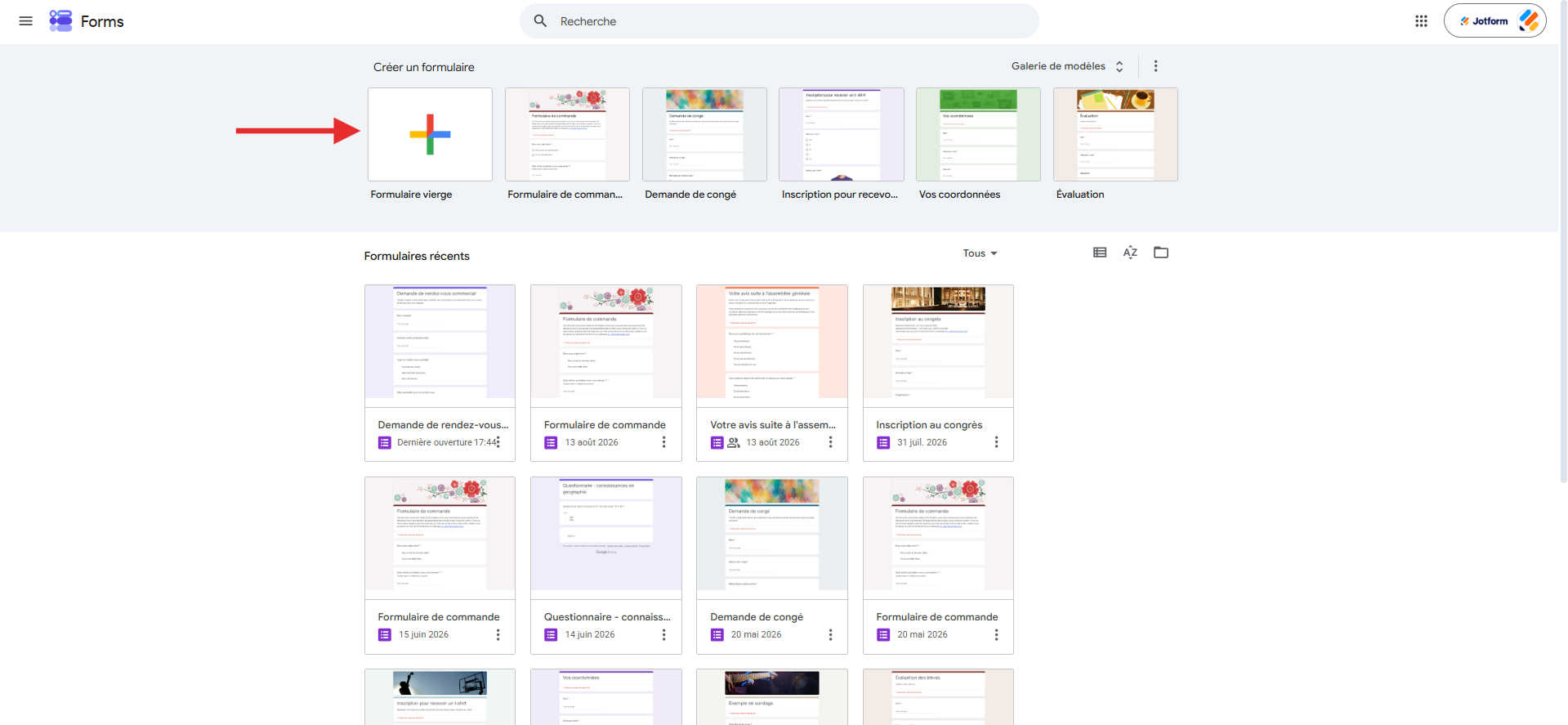 Capture d'écran de l'interface Google Forms avec une flèche vers l'option Formulaire vierge
