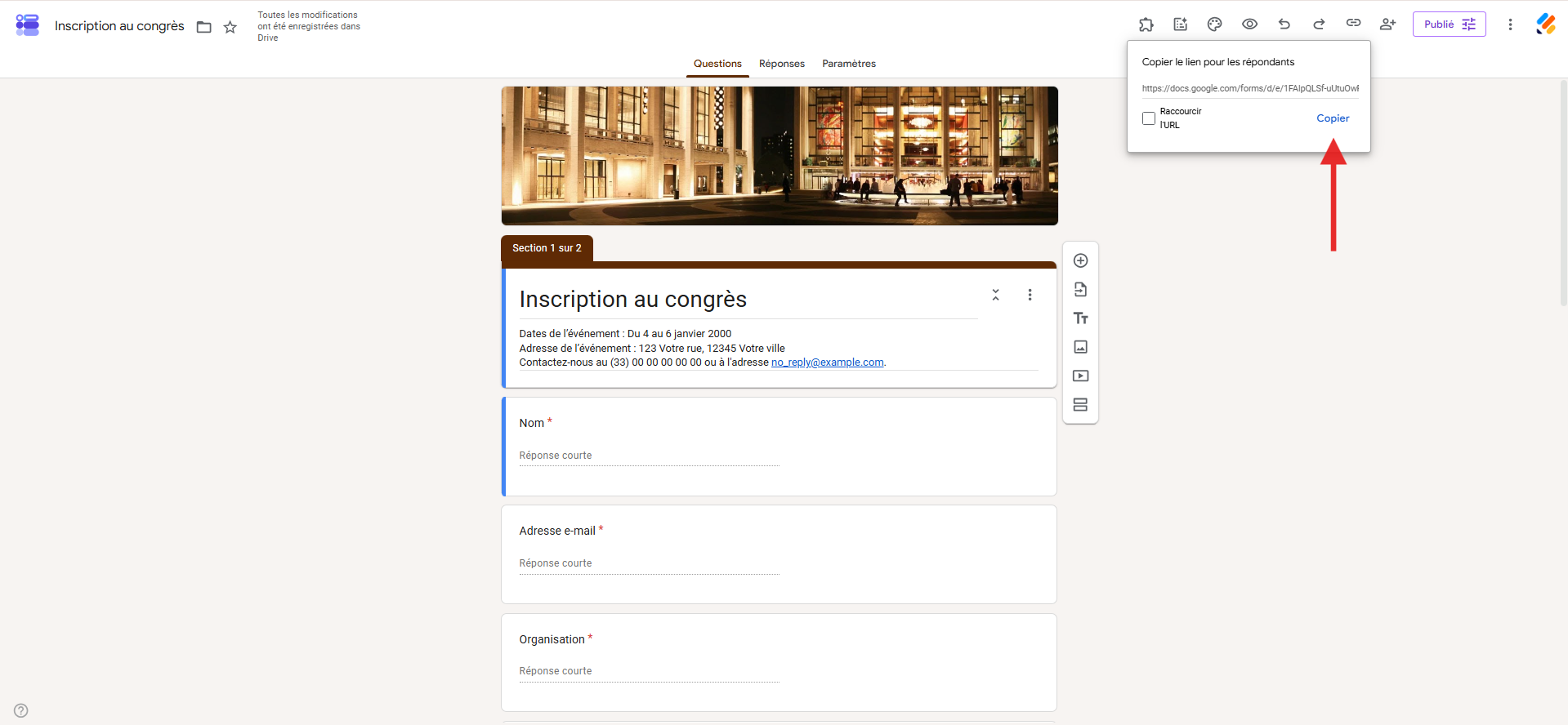 Capture d'écran du formulaire dans l'interface Google Forms avec une flèche pointant vers Copier dans le menu de l'icône de Lien