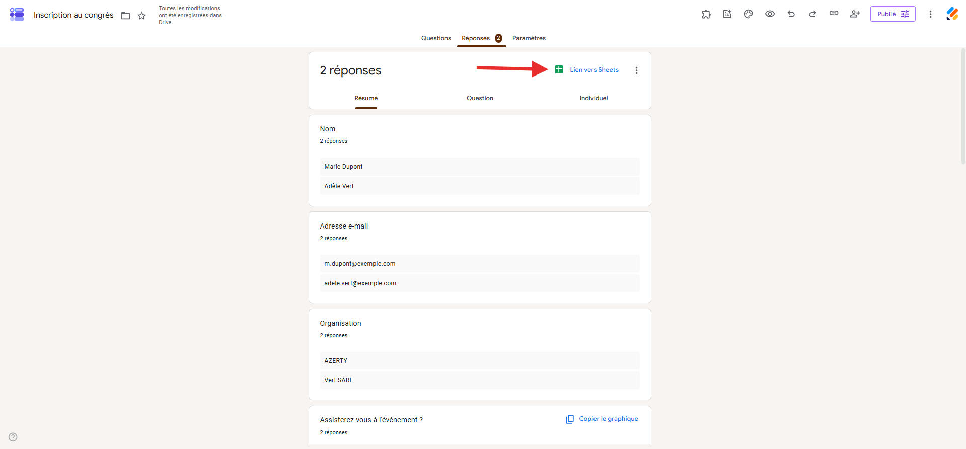 Capture d'écran du formulaire dans l'interface Google Forms avec une flèche pointant vers Lien vers Sheets dans l'onglet Réponses
