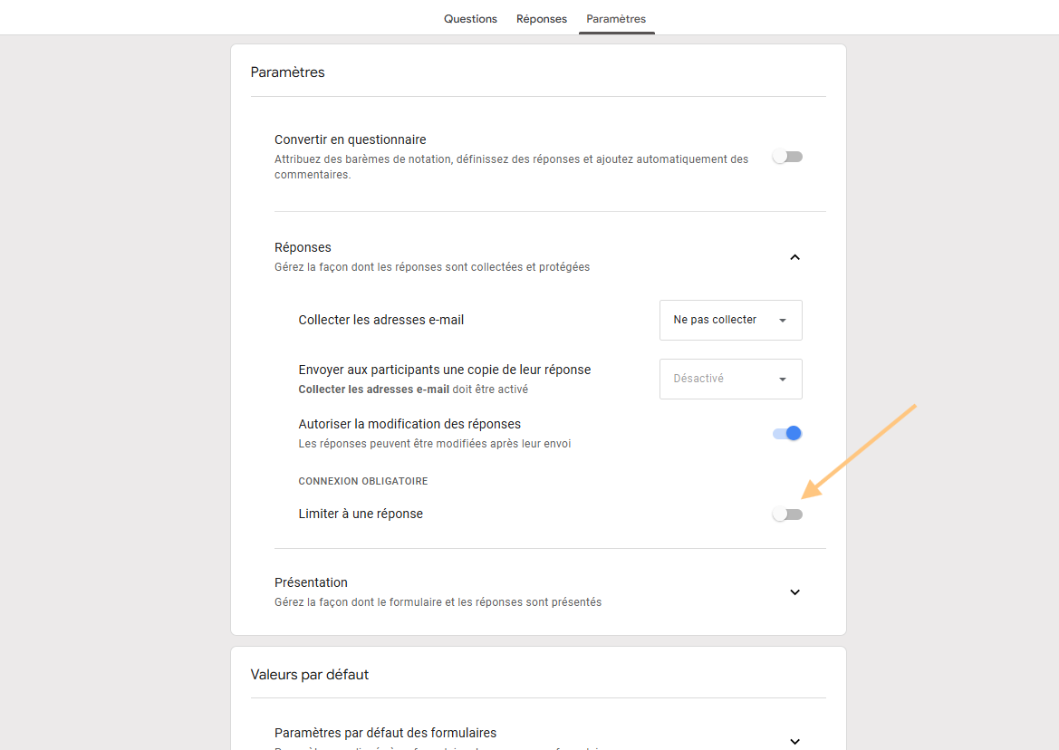Capture d'écran de la section Réponses sur la page Paramètres dans Google Forms avec une flèche pointant vers l'option Limiter à une réponse qui est désactivée