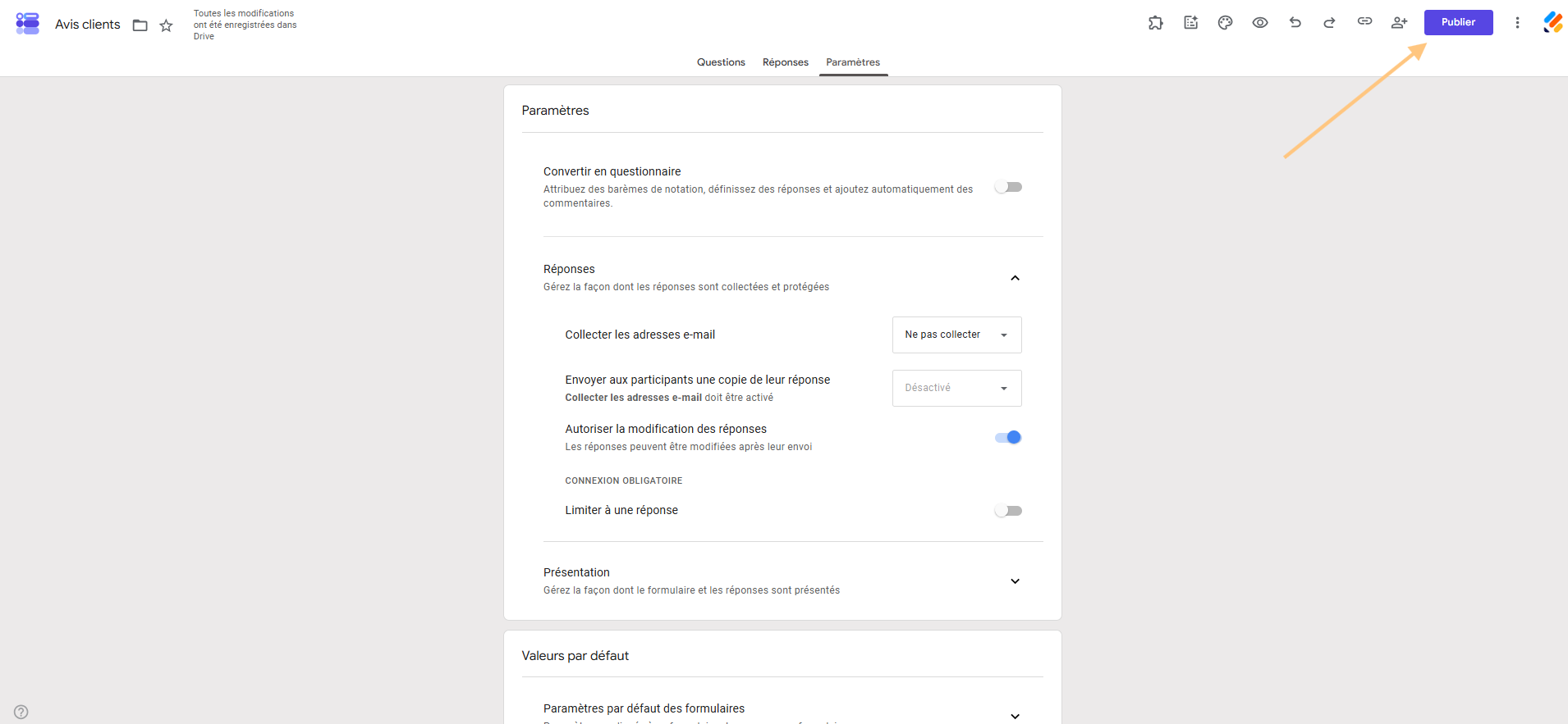 Capture d'écran de la page Paramètres dans Google Forms avec une flèche pointant vers le bouton Publier