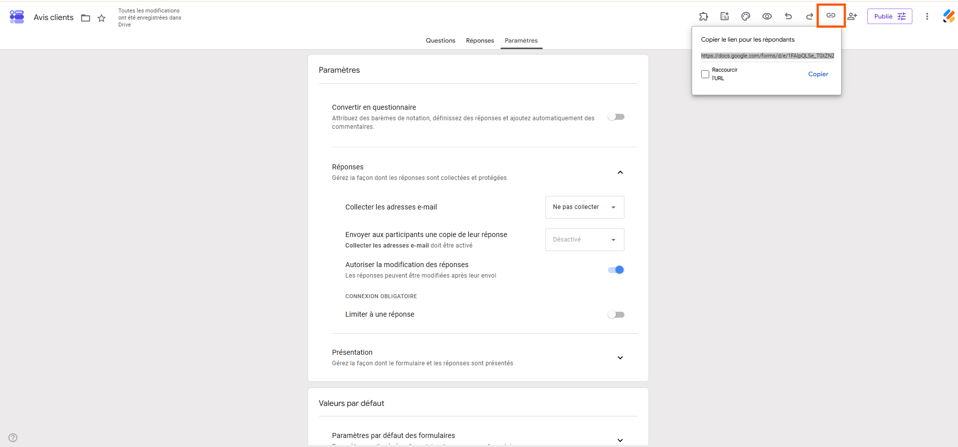 Capture d'écran de la page Paramètres avec un encadré autour de l'icône de lien dans le menu supérieur de Google Forms et le lien généré automatiquement à copier