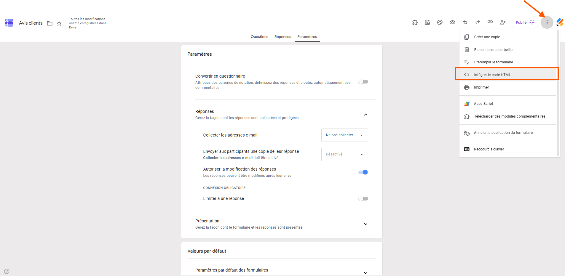 Capture d'écran de la page Paramètres et du menu sous les 3 points verticaux du menu supérieur de l'interface Google Forms avec un encadré autour de Intégrer le code HTML