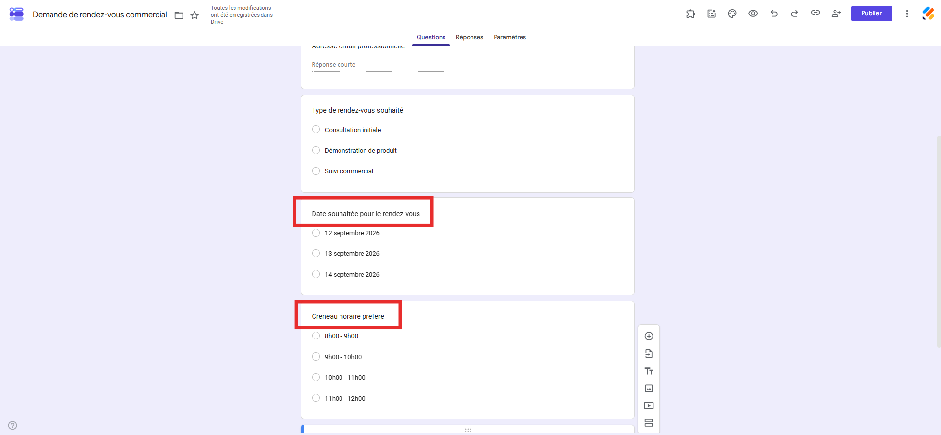 Capture d'écran d'un formulaire Demande de rendez-vous commercial dans Google Forms avec un encadré autour de la question à choix multiples Date souhaitée pour le rendez-vous et un autre autour de la question à choix multiples Créneau horaire préféré
