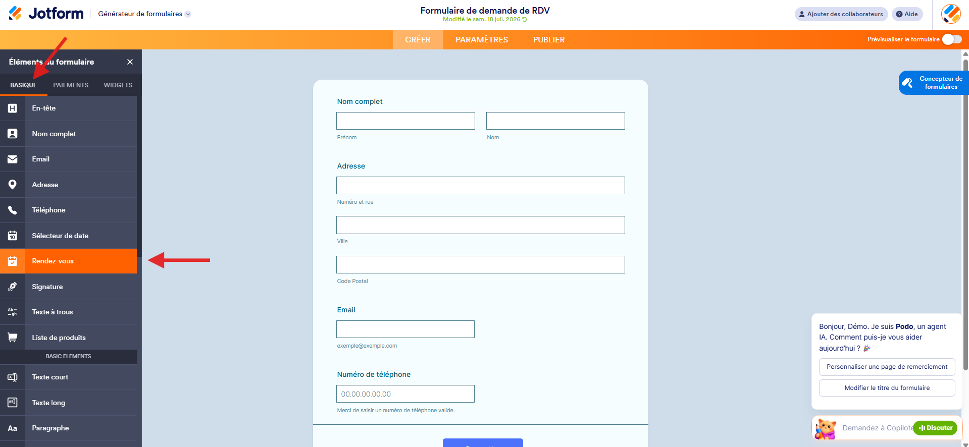 Capture d'écran d'un formulaire Demande de rendez-vous dans le Générateur de formulaires Jotform avec une flèche vers l'onglet Basique du volet Éléments du formulaire et une autre vers Rendez-vous