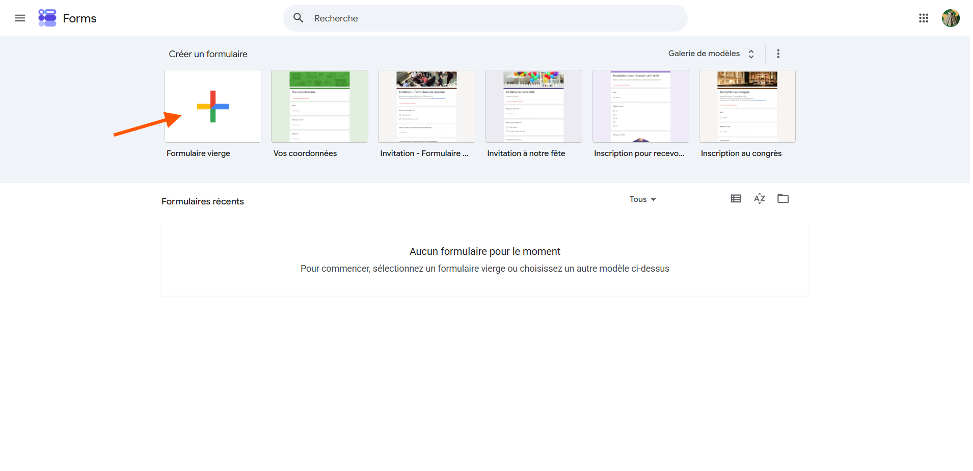 Capture d'écran de la page de Créer un formulaire Google Forms avec une flèche pointant vers Formulaire vierge