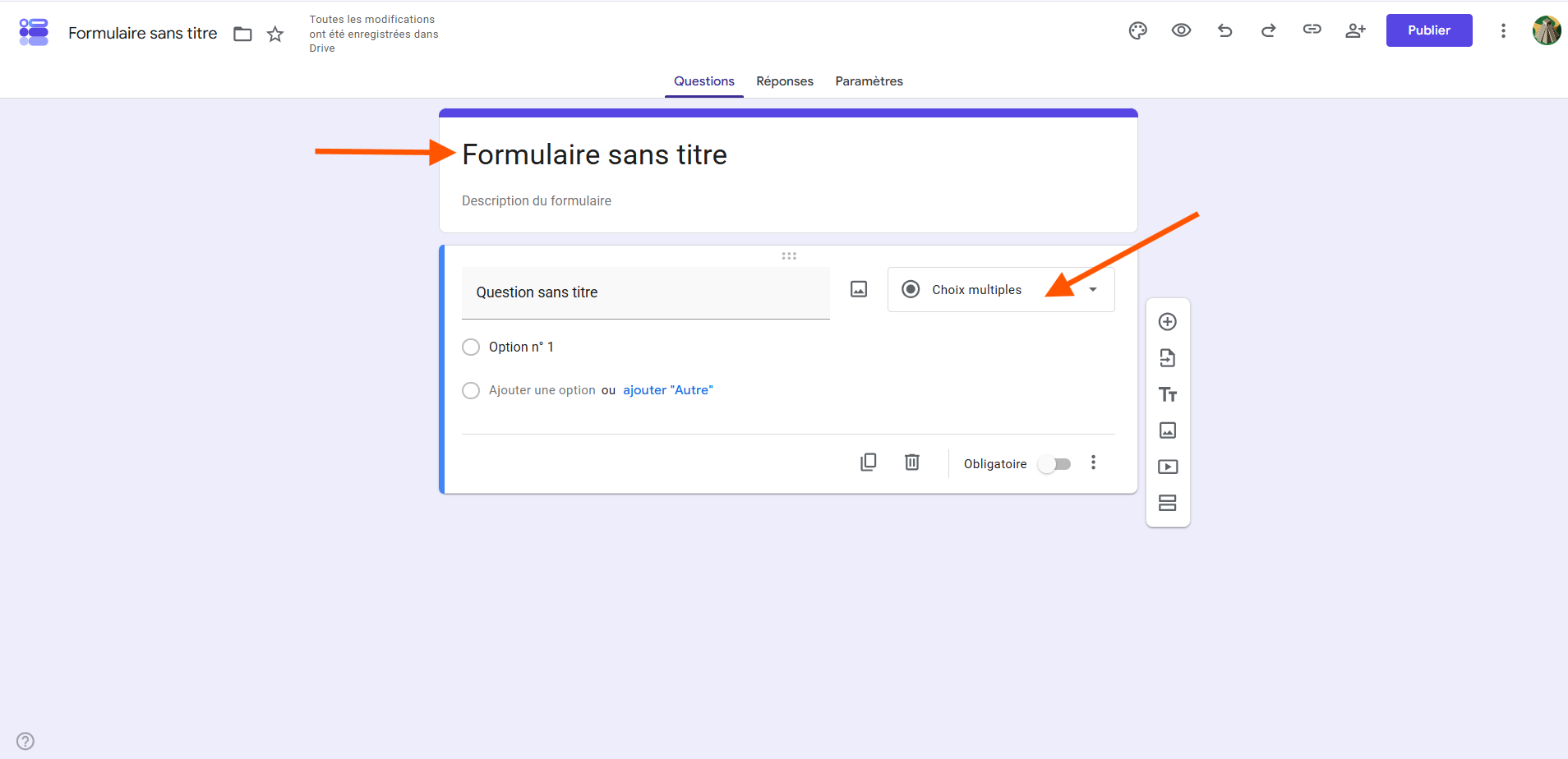 Capture d'écran d'un formulaire dans Google Forms avec une flèche vers Formulaire sans titre et une autre vers Choix multiples dans le bloc Question