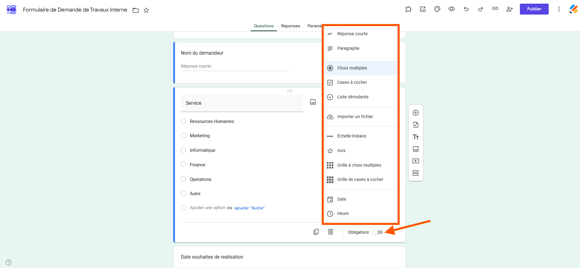 Capture d'image d'une question dans un Google Form avec le menu des types de question ouvert et une flèche vers le bouton curseur Obligatoire