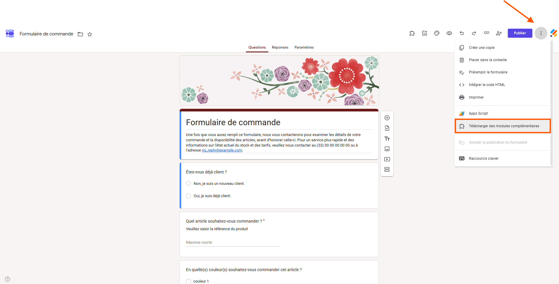 Capture d'écran d'un formulaire de commande dans Google Forms avec une flèche vers les trois points en haut à droite et un encadré autour de l'option Télécharger des modules complémentaires du menu qui s'affiche