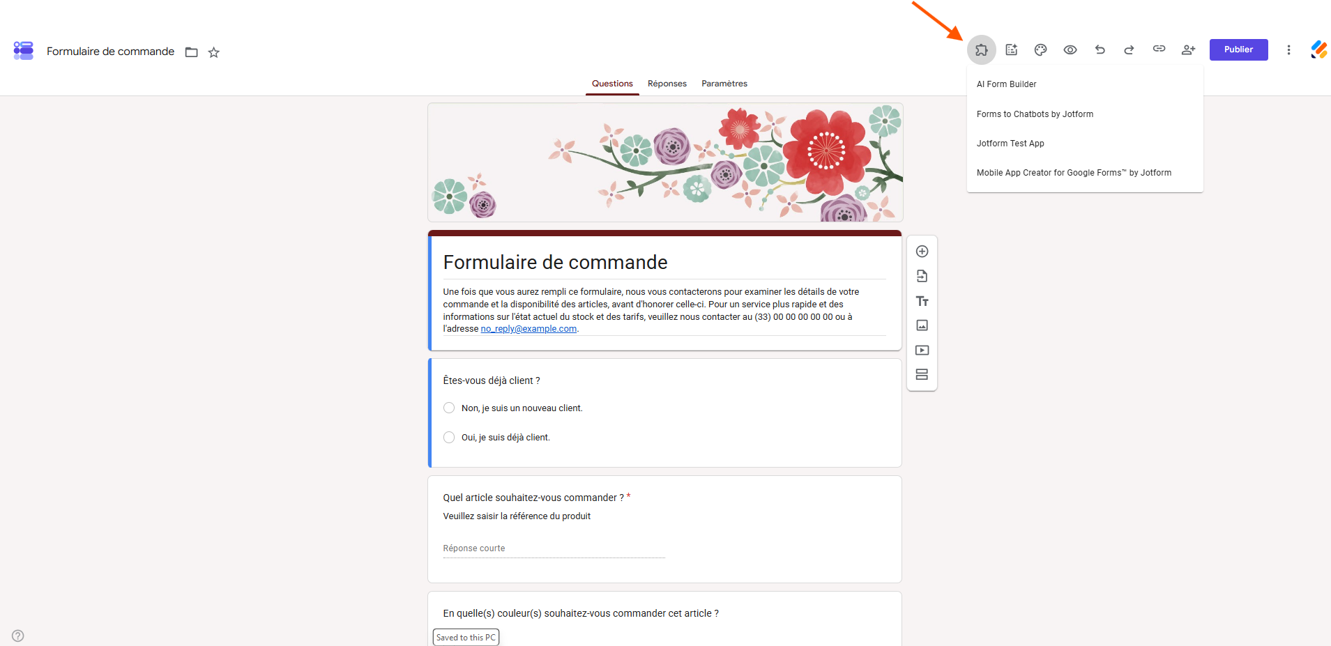 Capture d'écran du formulaire dans Google Forms avec une flèche pointant vers l'icône de puzzle et le menu ouvert